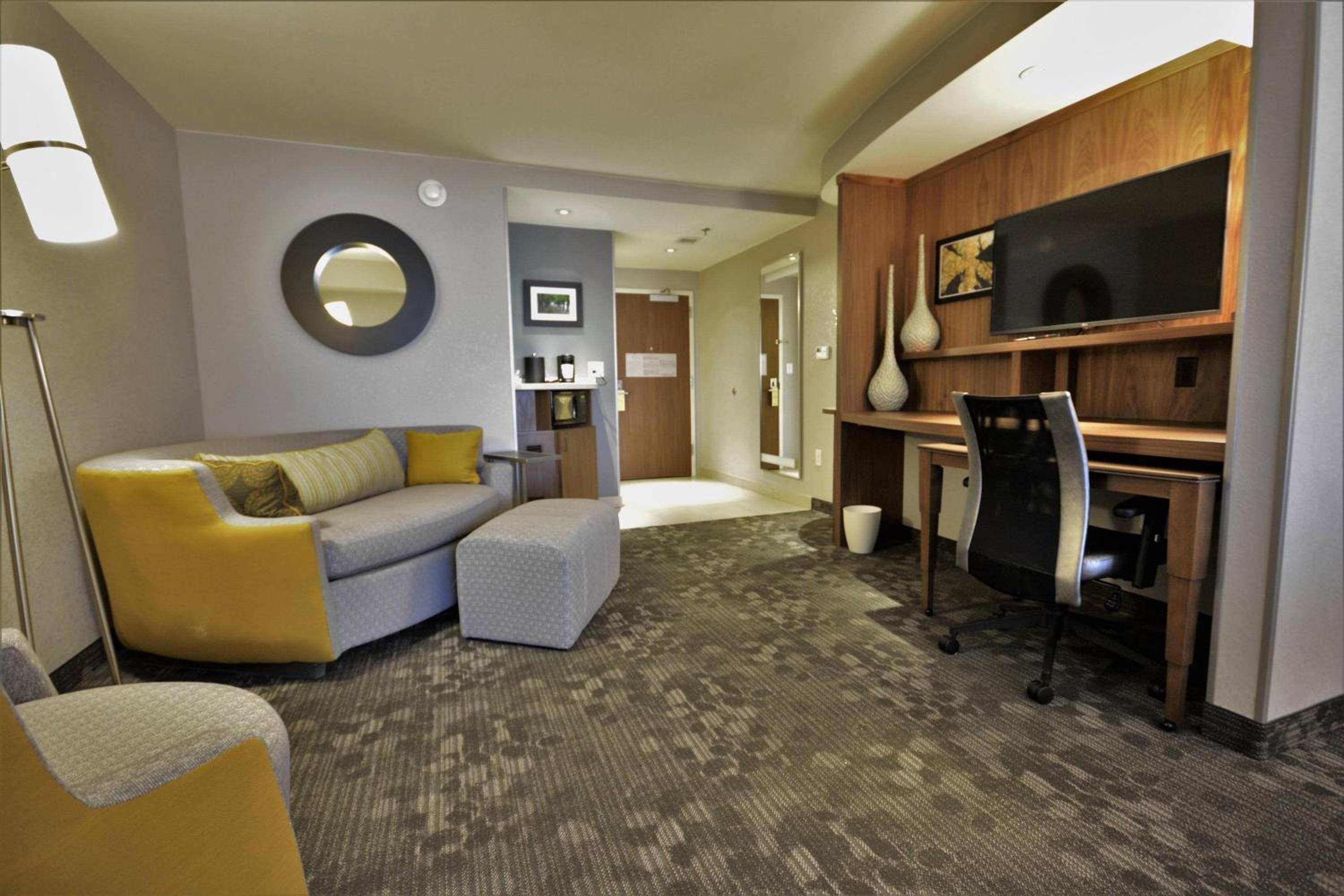 Queen Suite with Two Queen Beds and Sofa Bed photo 3
