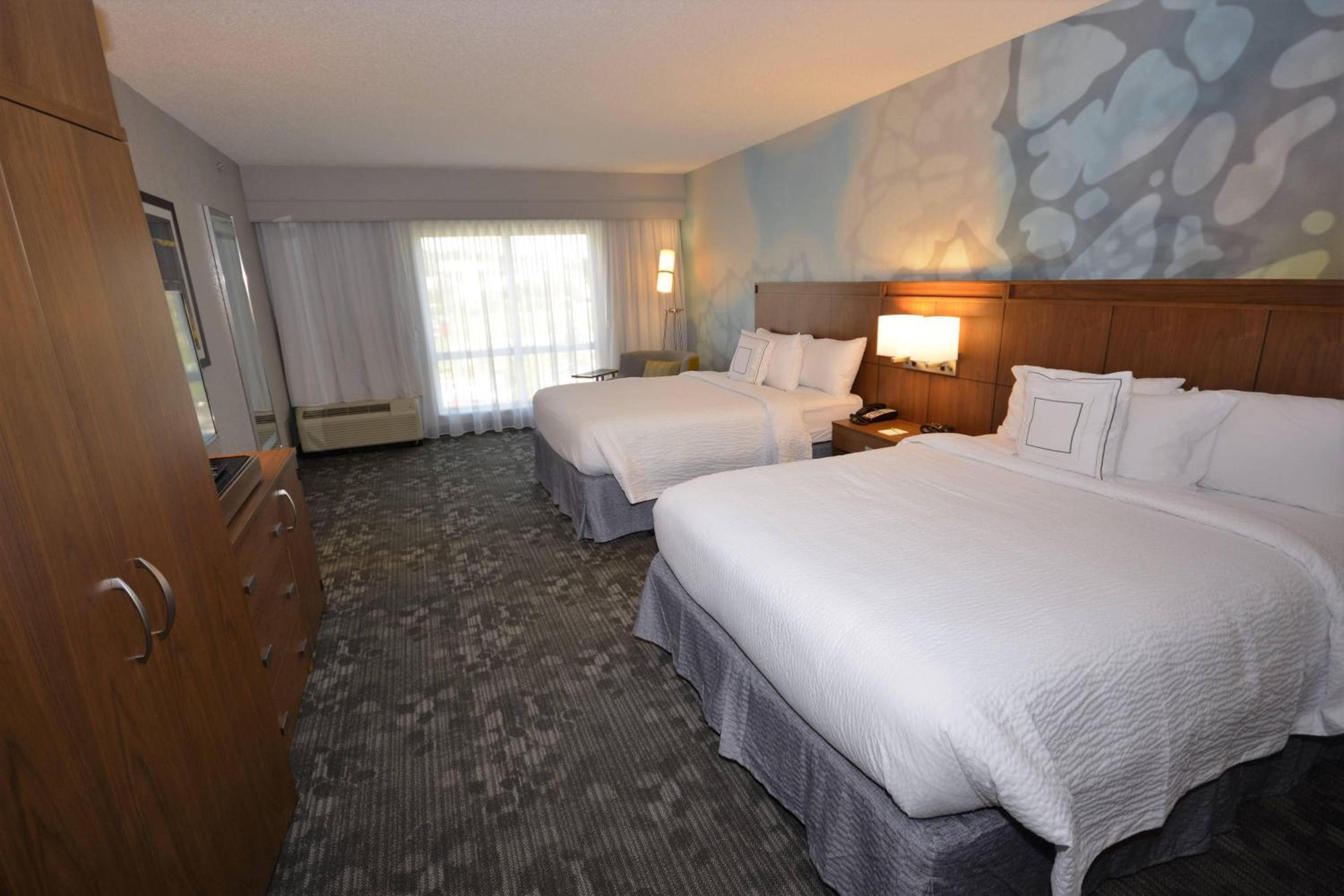 Queen Room with Two Queen Beds - Mountain View photo 2