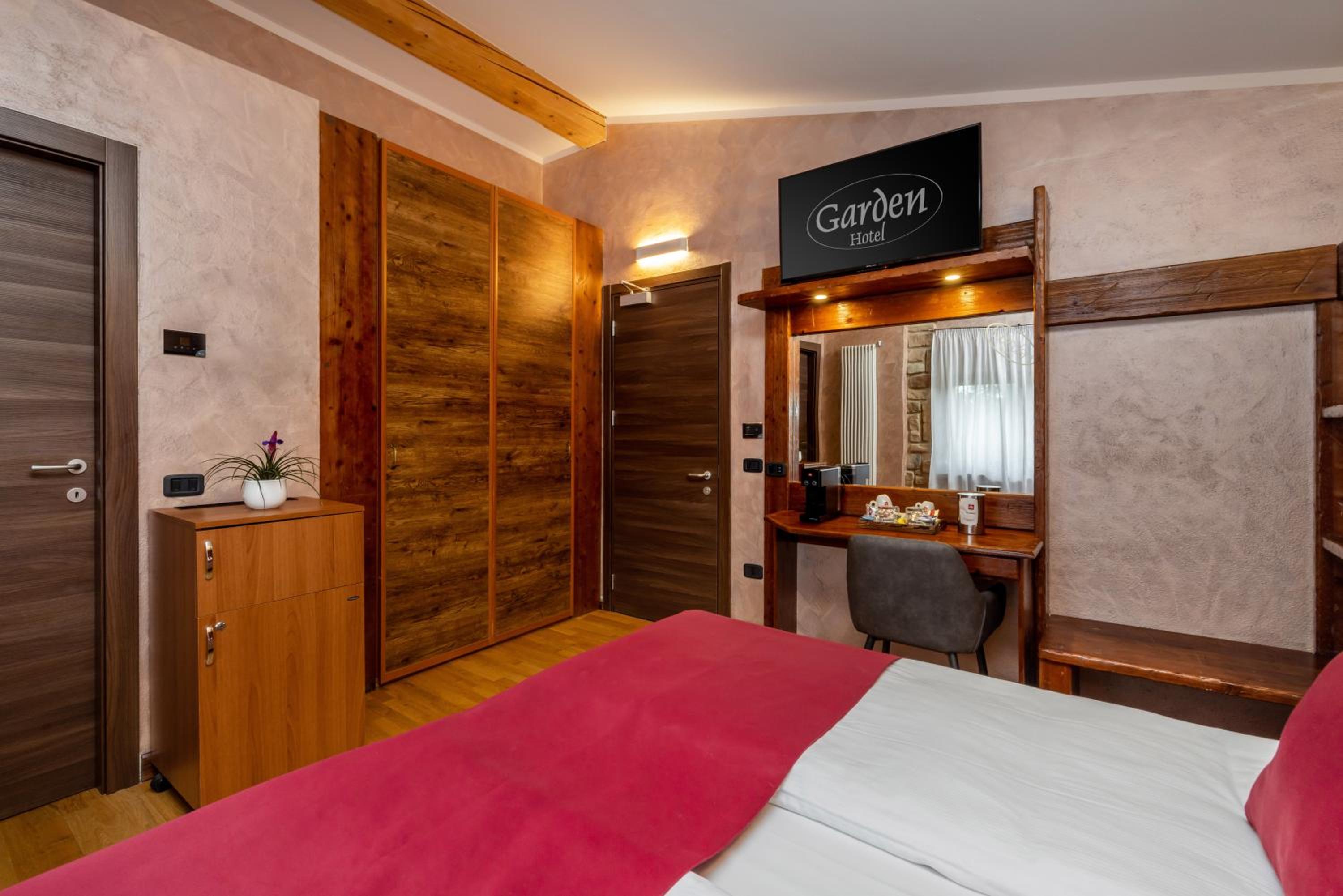 Deluxe Double Room - Photo 11