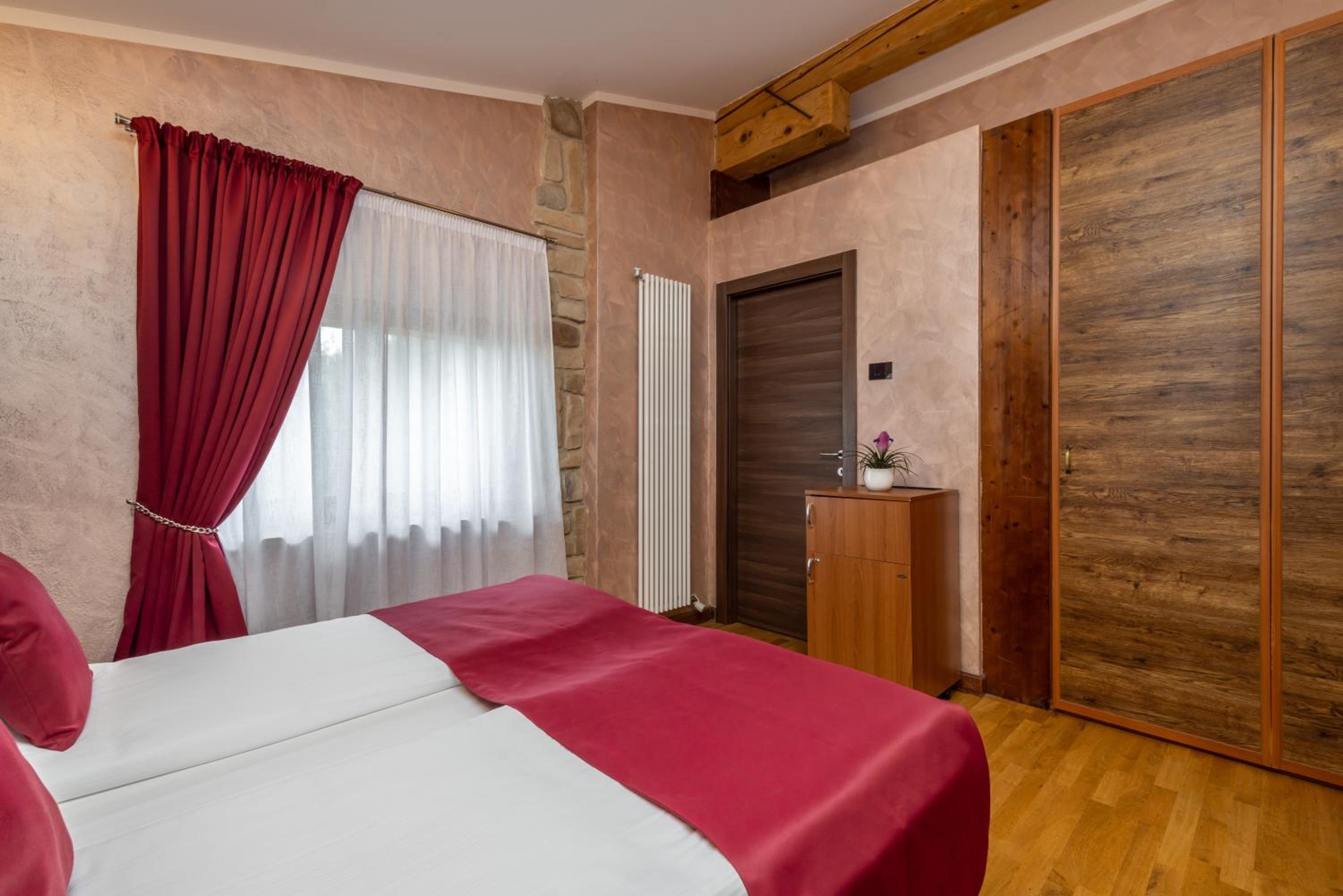 Deluxe Double Room - Photo 10