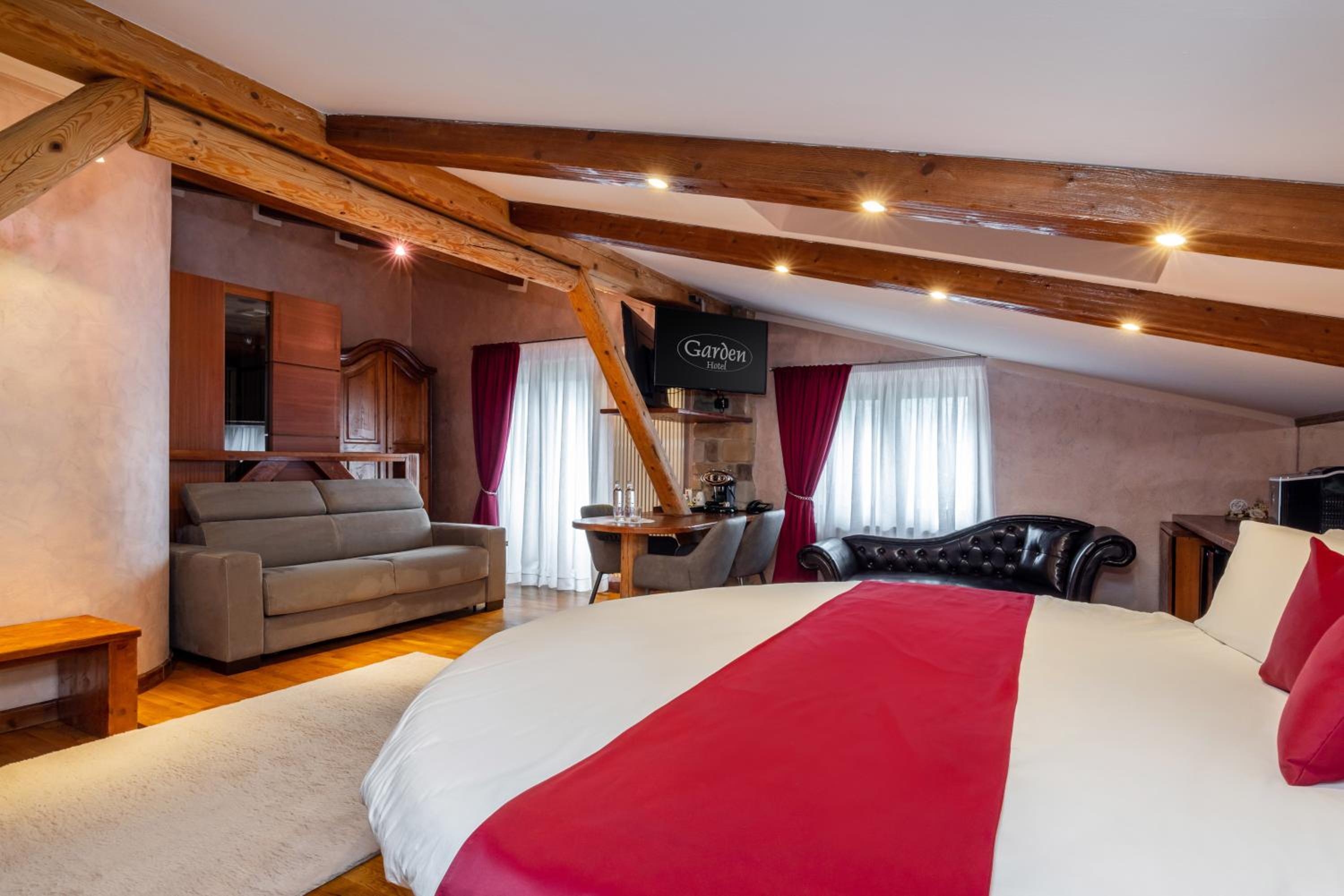 King Suite with Spa Bath - Photo 9