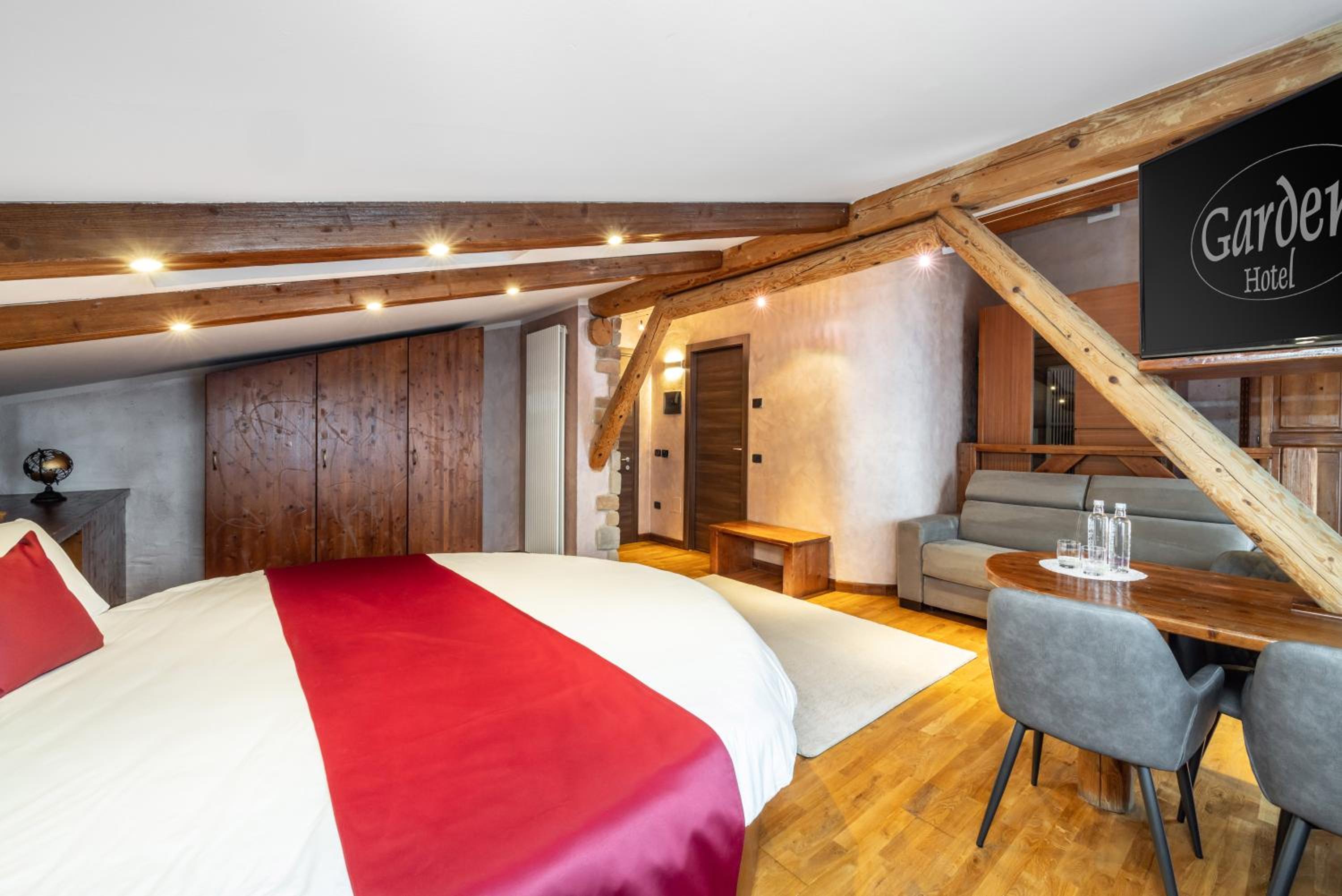 King Suite with Spa Bath - Photo 13