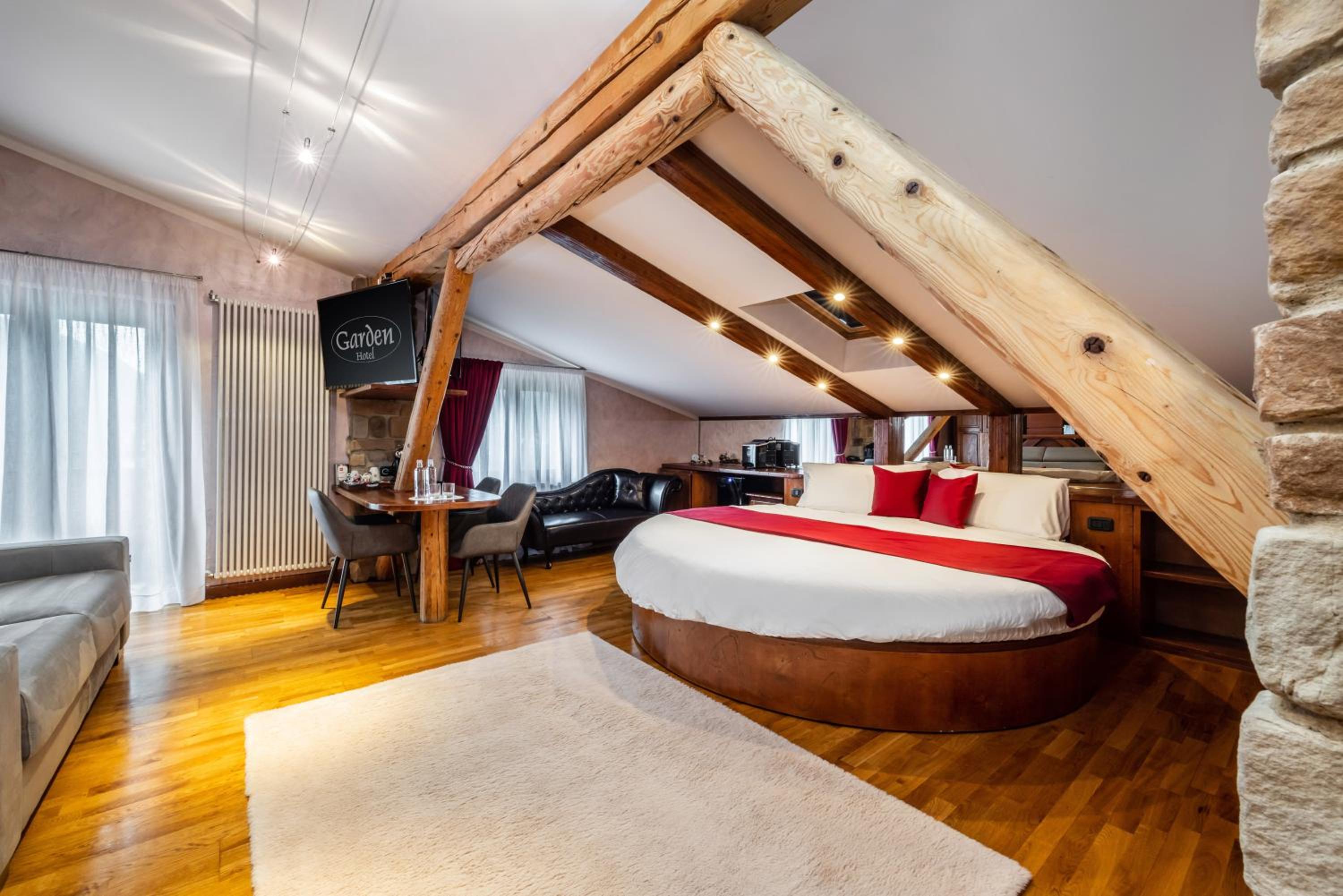 King Suite with Spa Bath - Photo 1