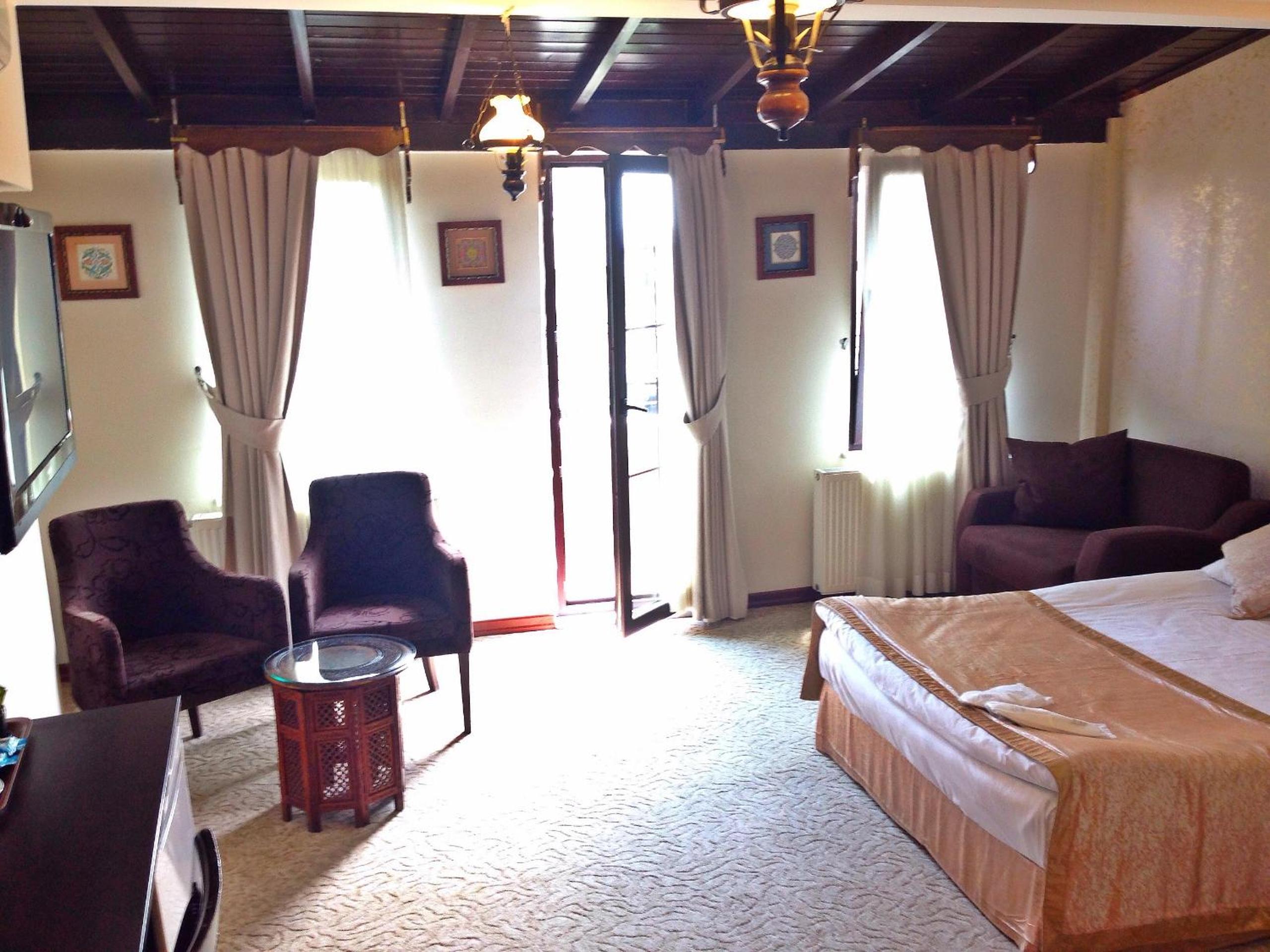 Deluxe Double Room with Balcony photo 3