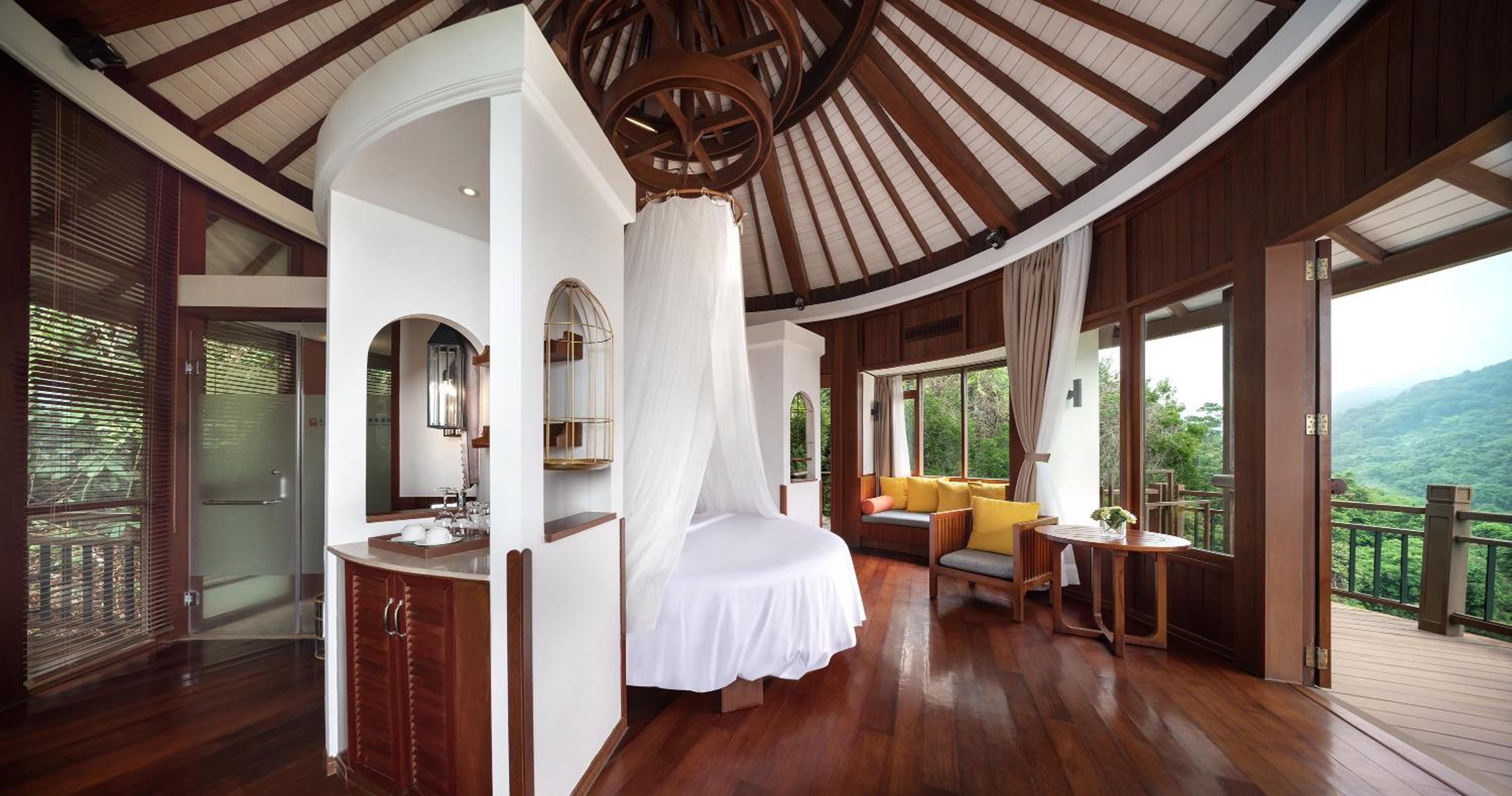 Round Bed Round House Villa (with Hot Tub)