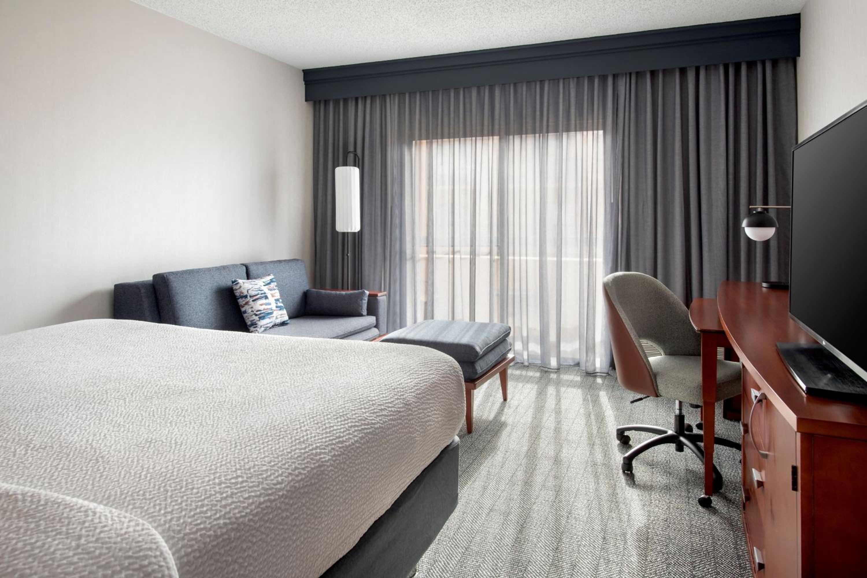 King Room with Sofa Bed - Photo 1
