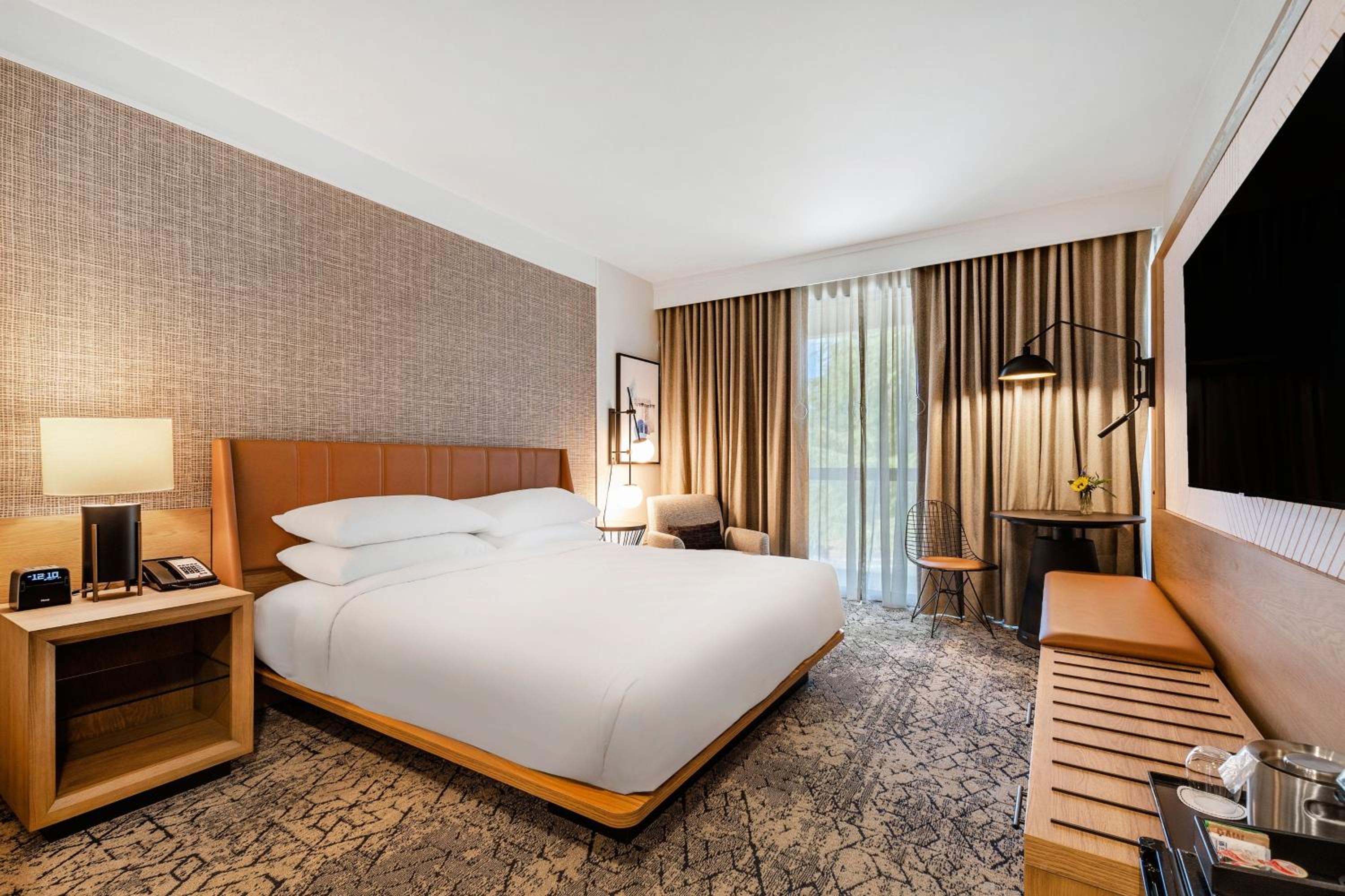 Club King Room with Balcony and Tub - Mobility Accessible  photo 2