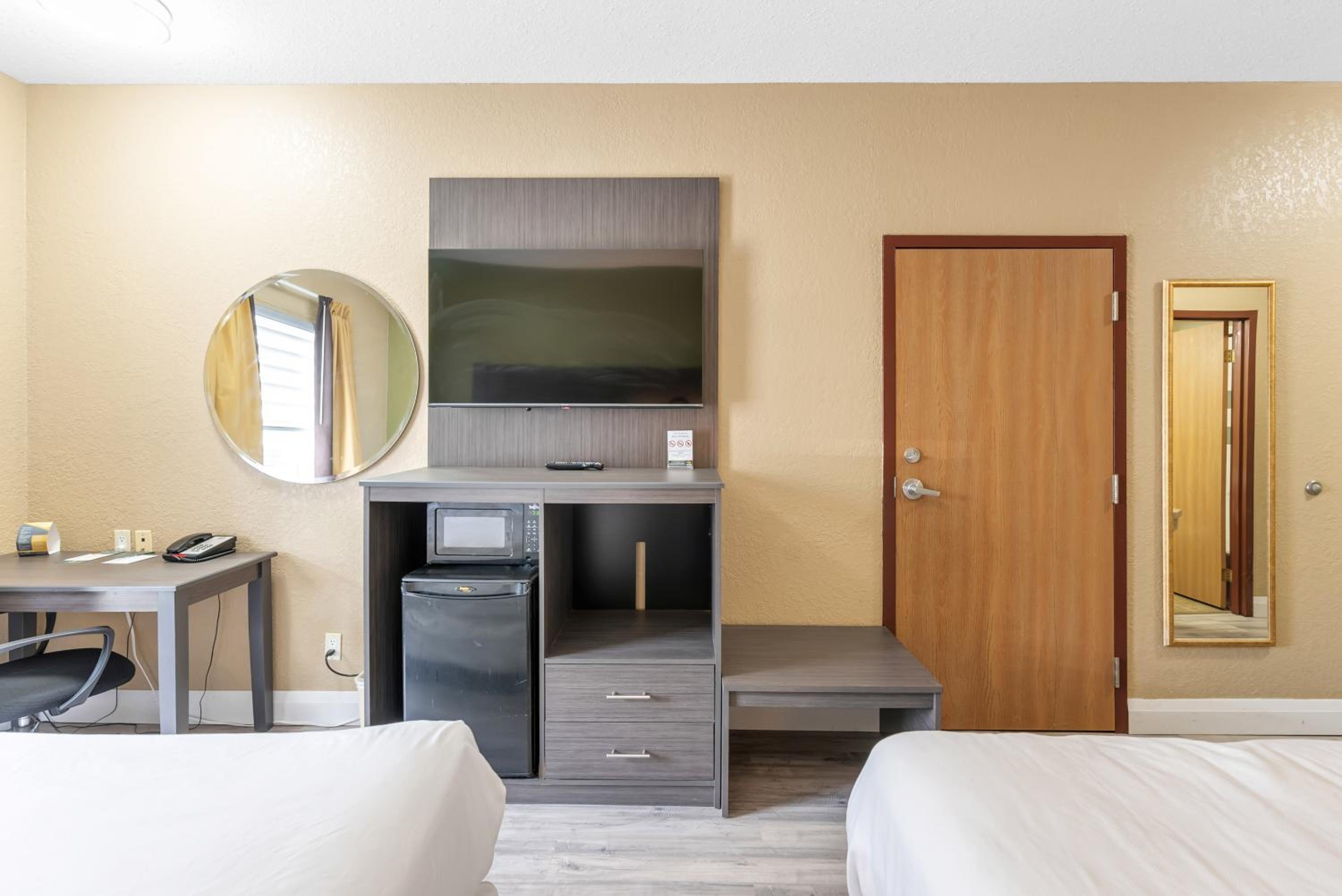 Queen Room with Two Queen Beds - Non-Smoking - Photo 2