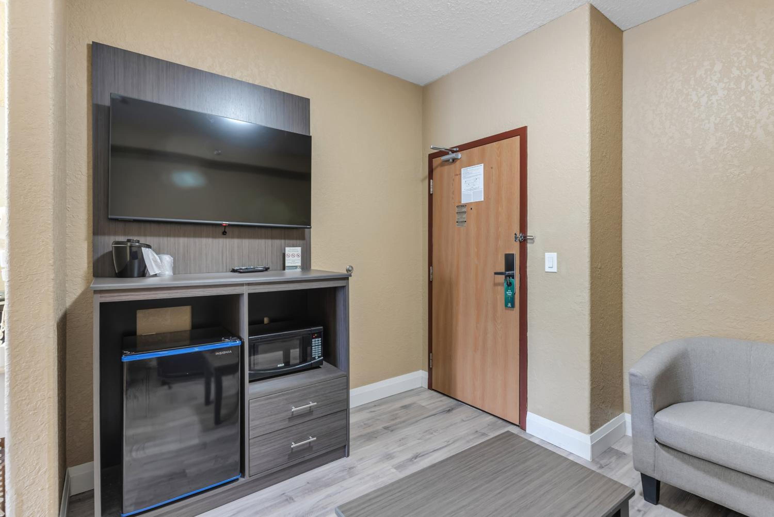King Suite - Non-Smoking - Photo 1