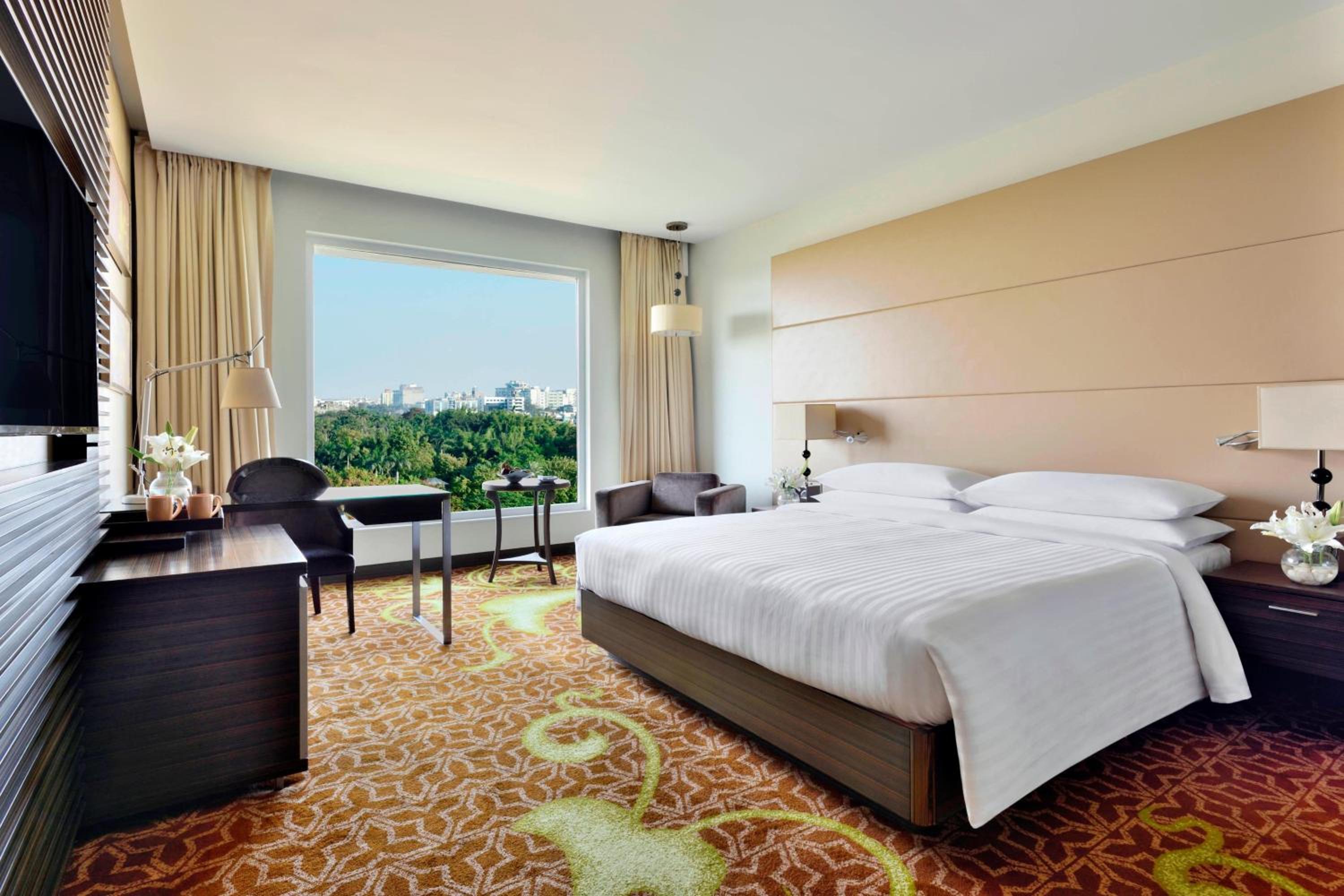 Club King, Club Lounge Access, Guest room, 1 King Bed  - INR 1000 F&B Credit, 1+1 on Selected Beverages (Happy Hours 17:00 -19:00 Hrs) photo 2