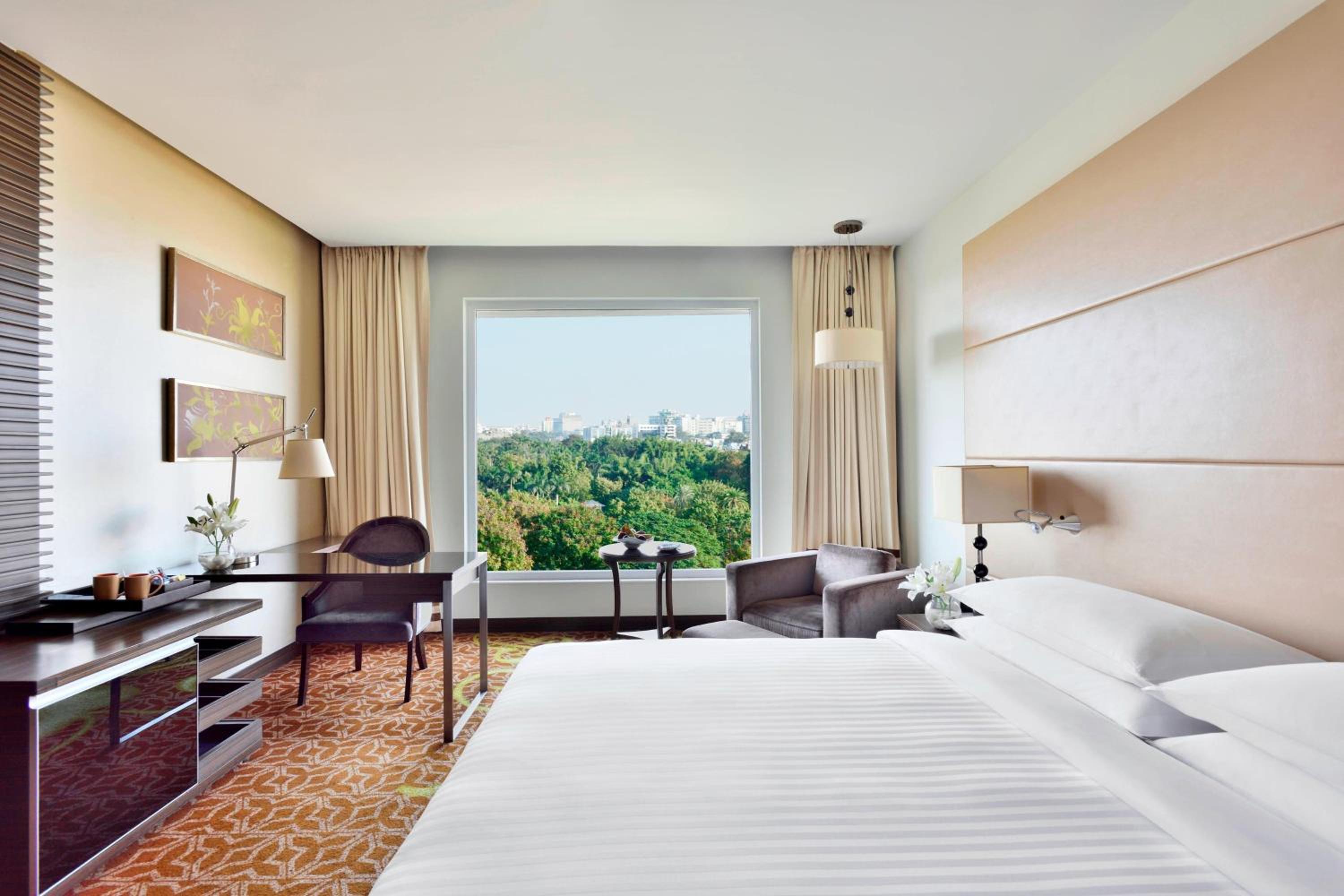 Club King, Club Lounge Access, Guest room, 1 King Bed  - INR 1000 F&B Credit, 1+1 on Selected Beverages (Happy Hours 17:00 -19:00 Hrs) photo 3