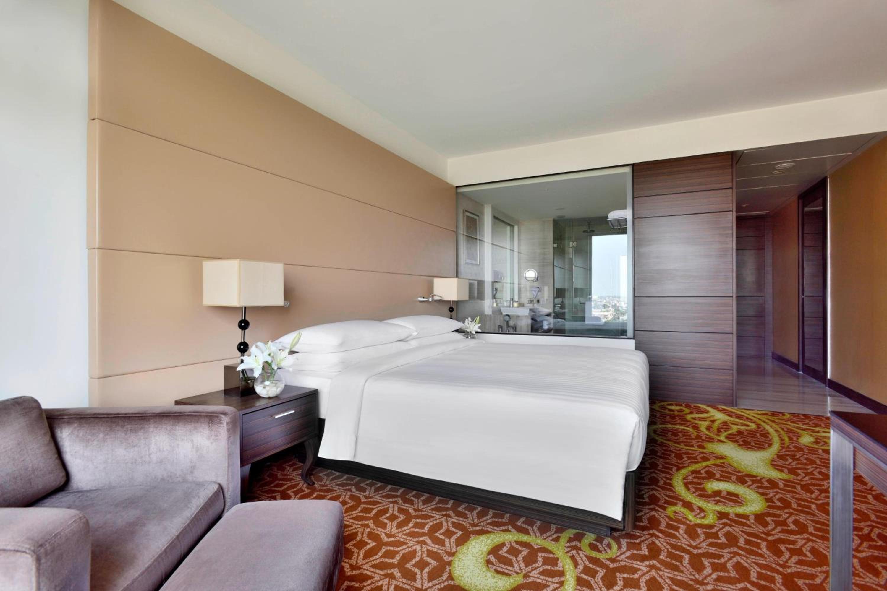 Club King, Club Lounge Access, Guest room, 1 King Bed - INR 1000 F&B Credit, 1+1 on Selected Beverages (Happy Hours 17:00 -19:00 Hrs)