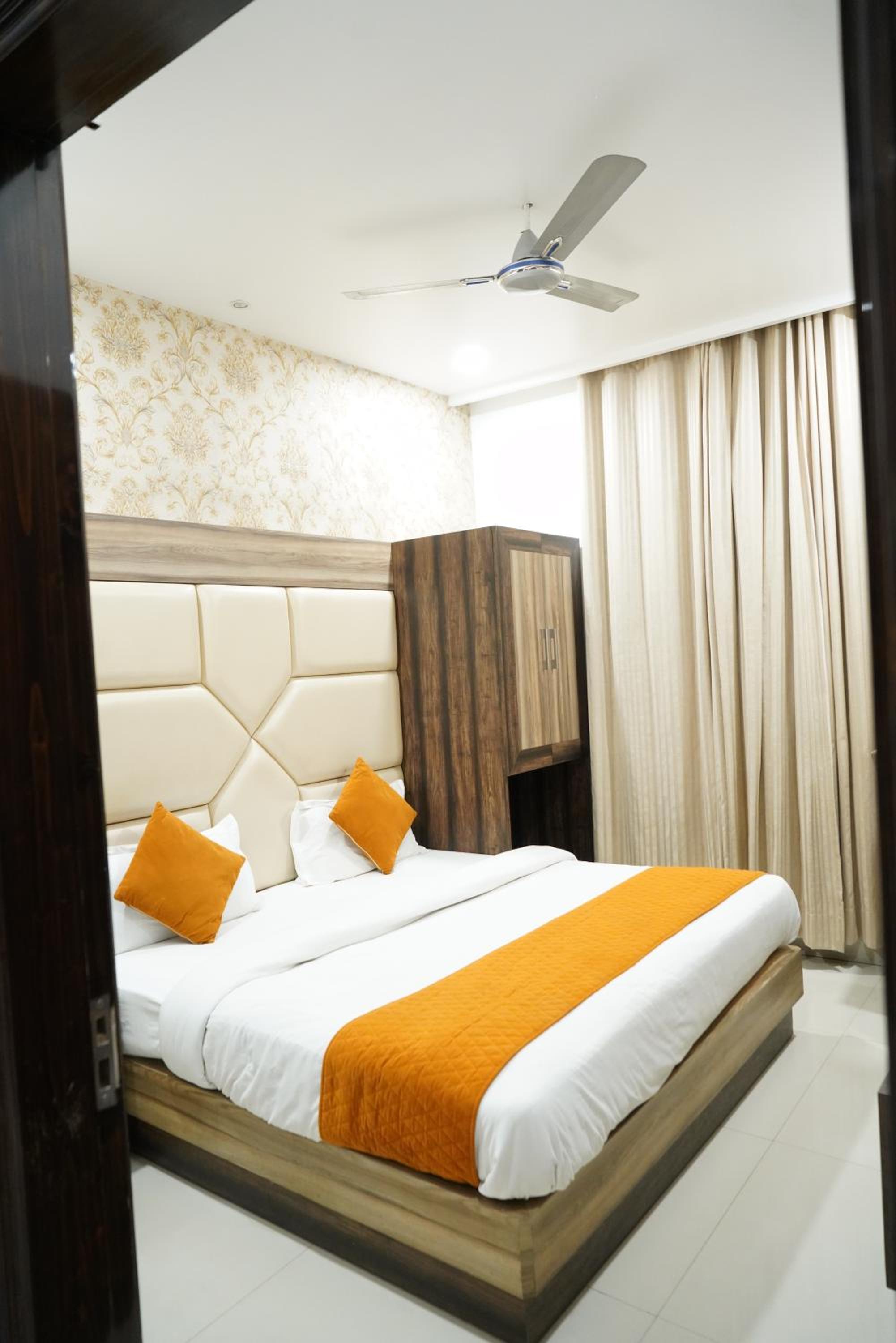 Standard King Room - Photo 26
