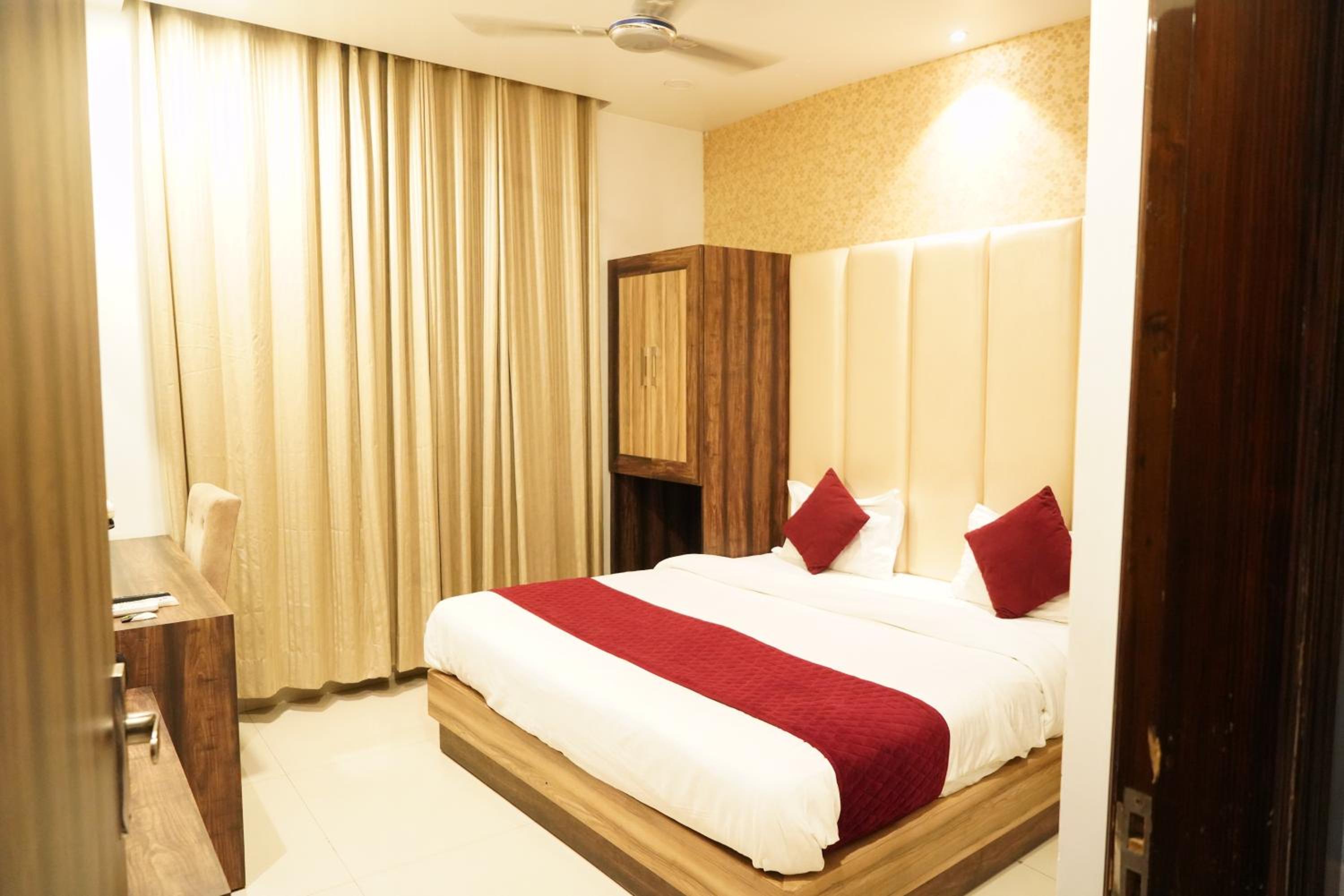 Standard King Room - Photo 23