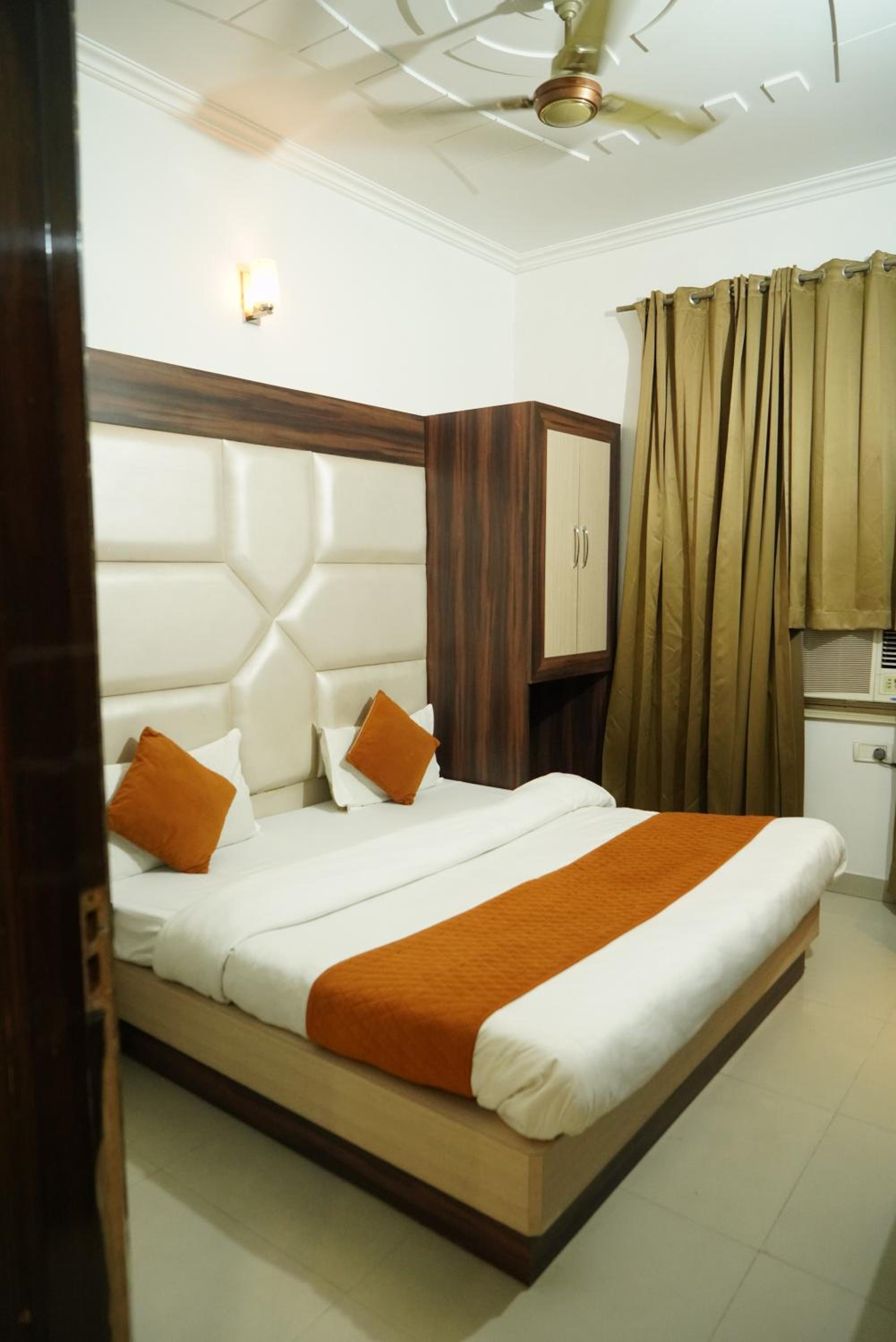 Deluxe King Room - Photo 11