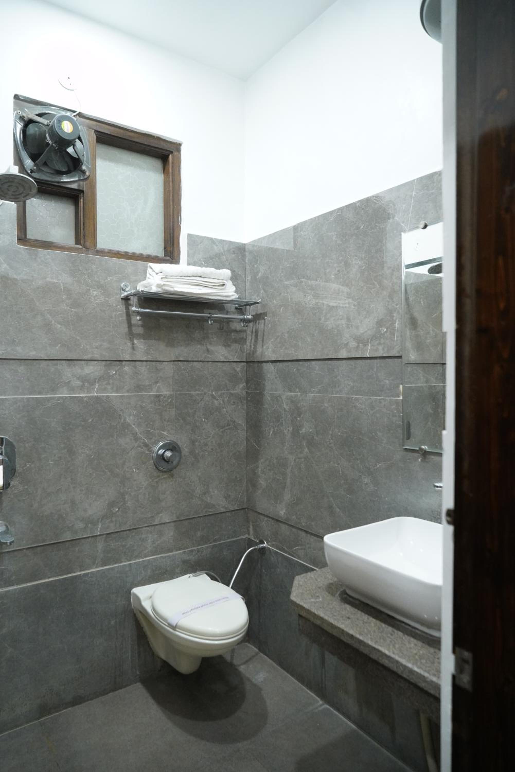 Standard King Room - Photo 25