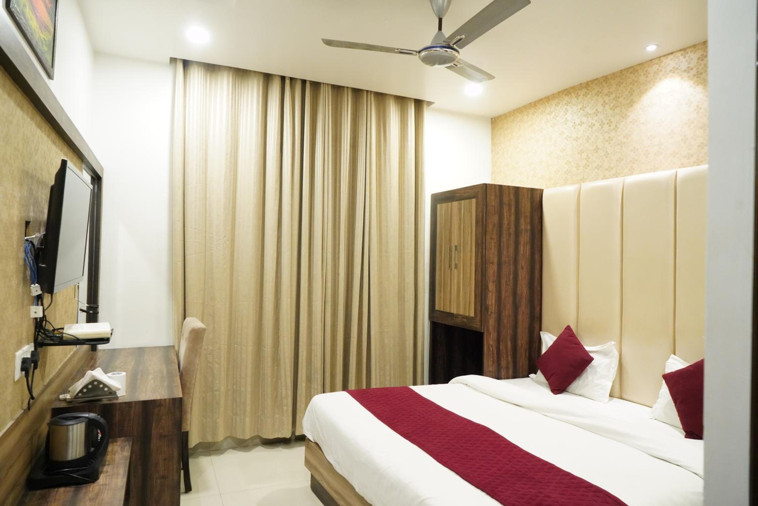 Standard King Room - Photo 24