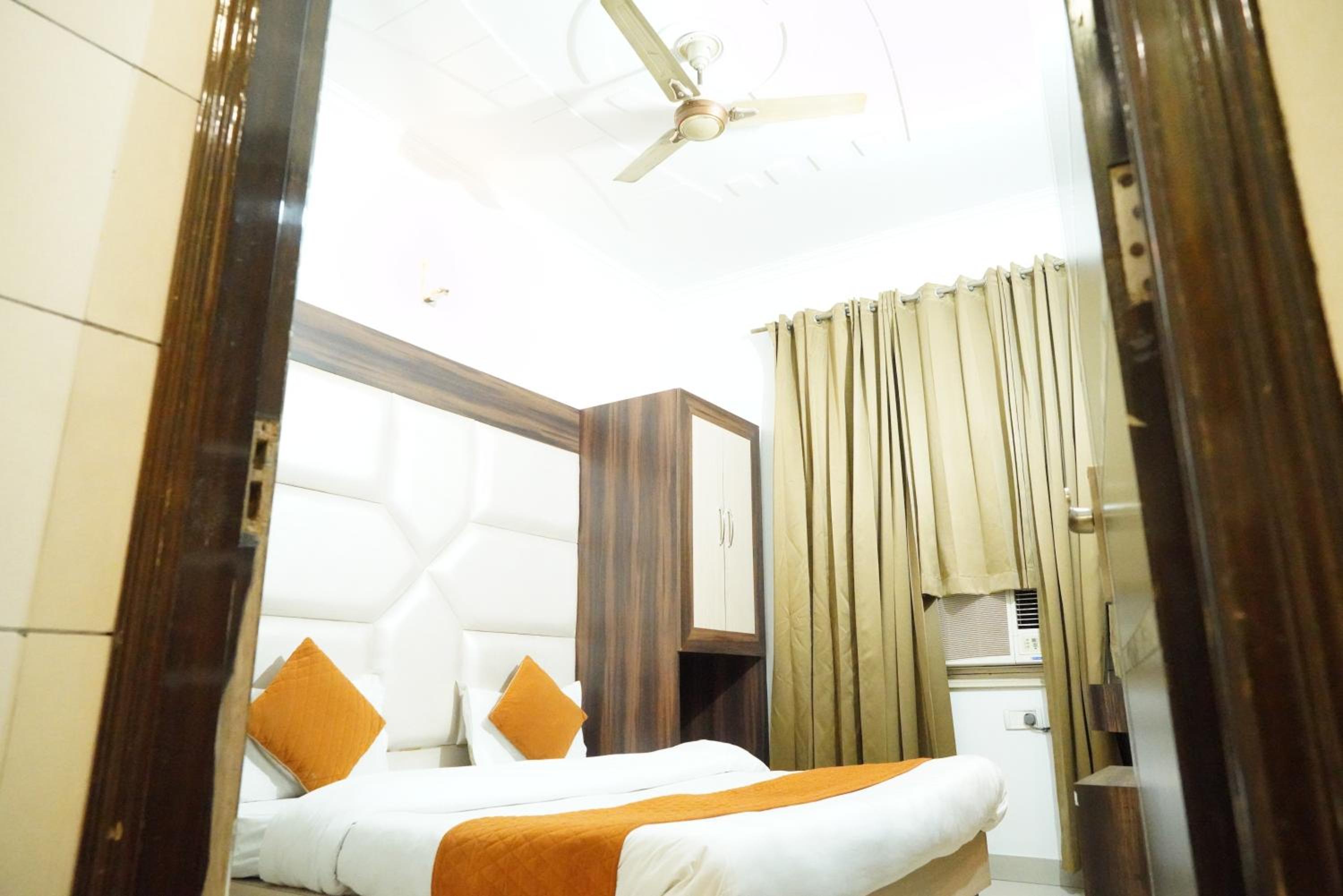 Deluxe King Room - Photo 13
