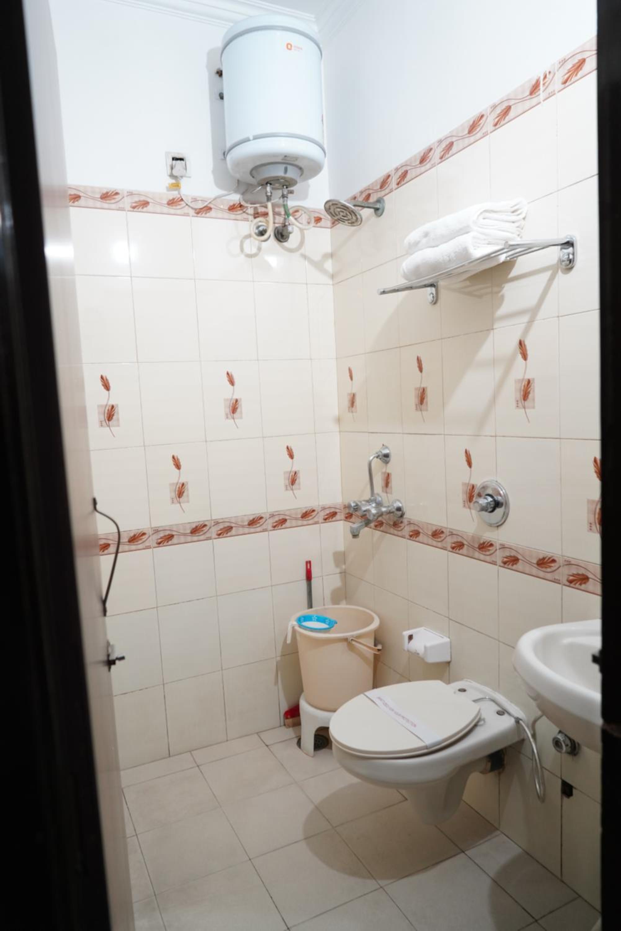 Deluxe King Room - Photo 12