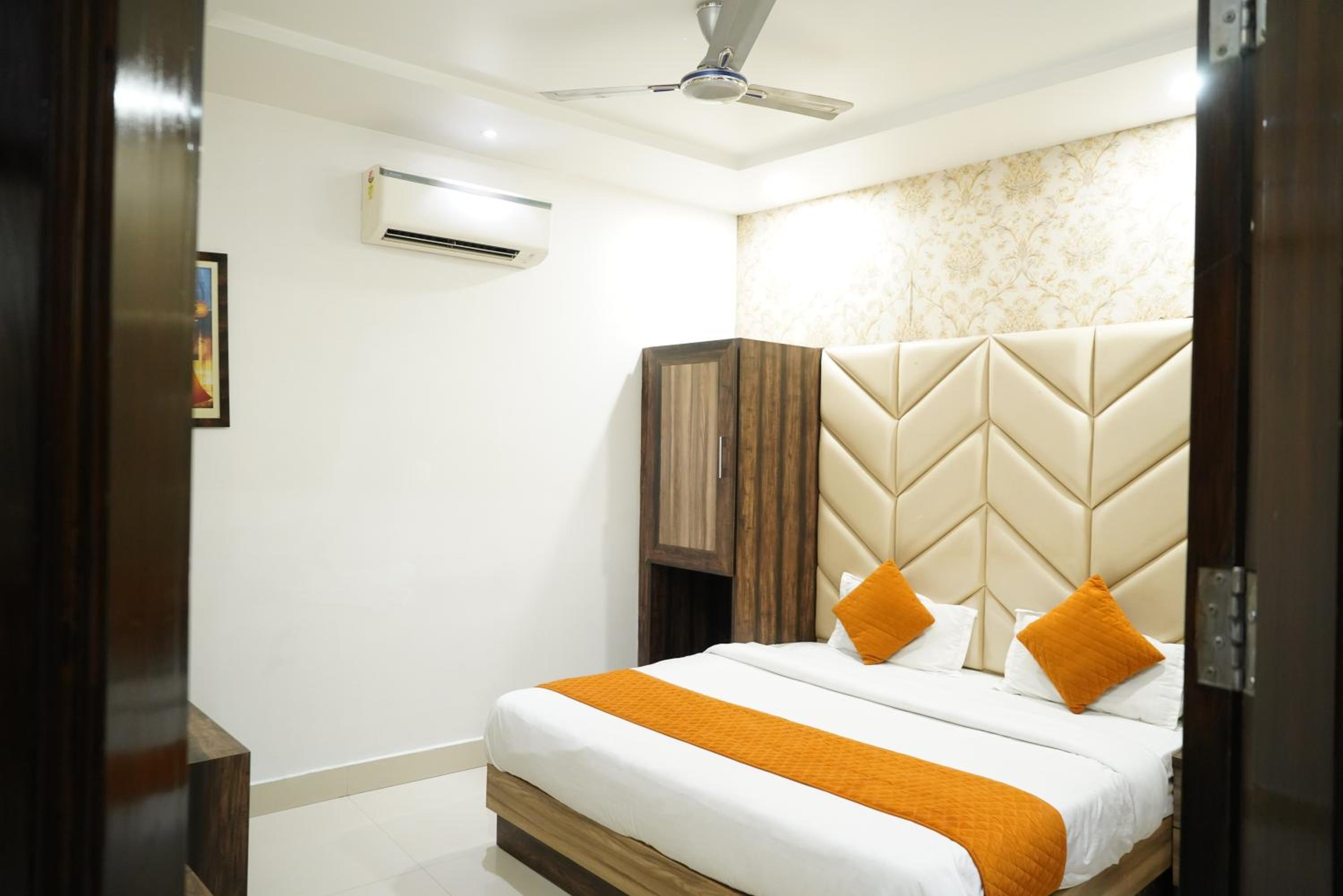 Standard King Room - Photo 30