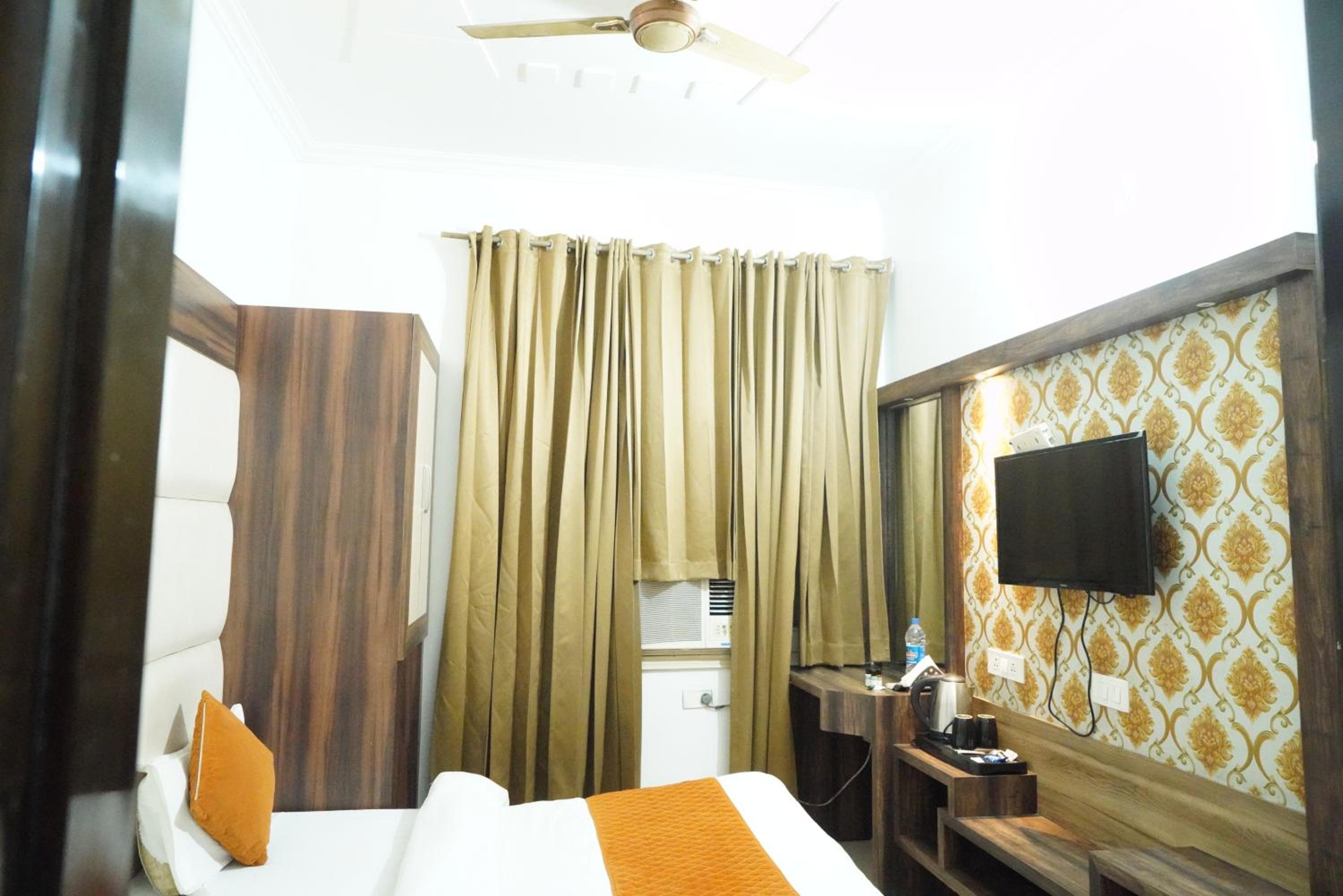 Deluxe King Room - Photo 14