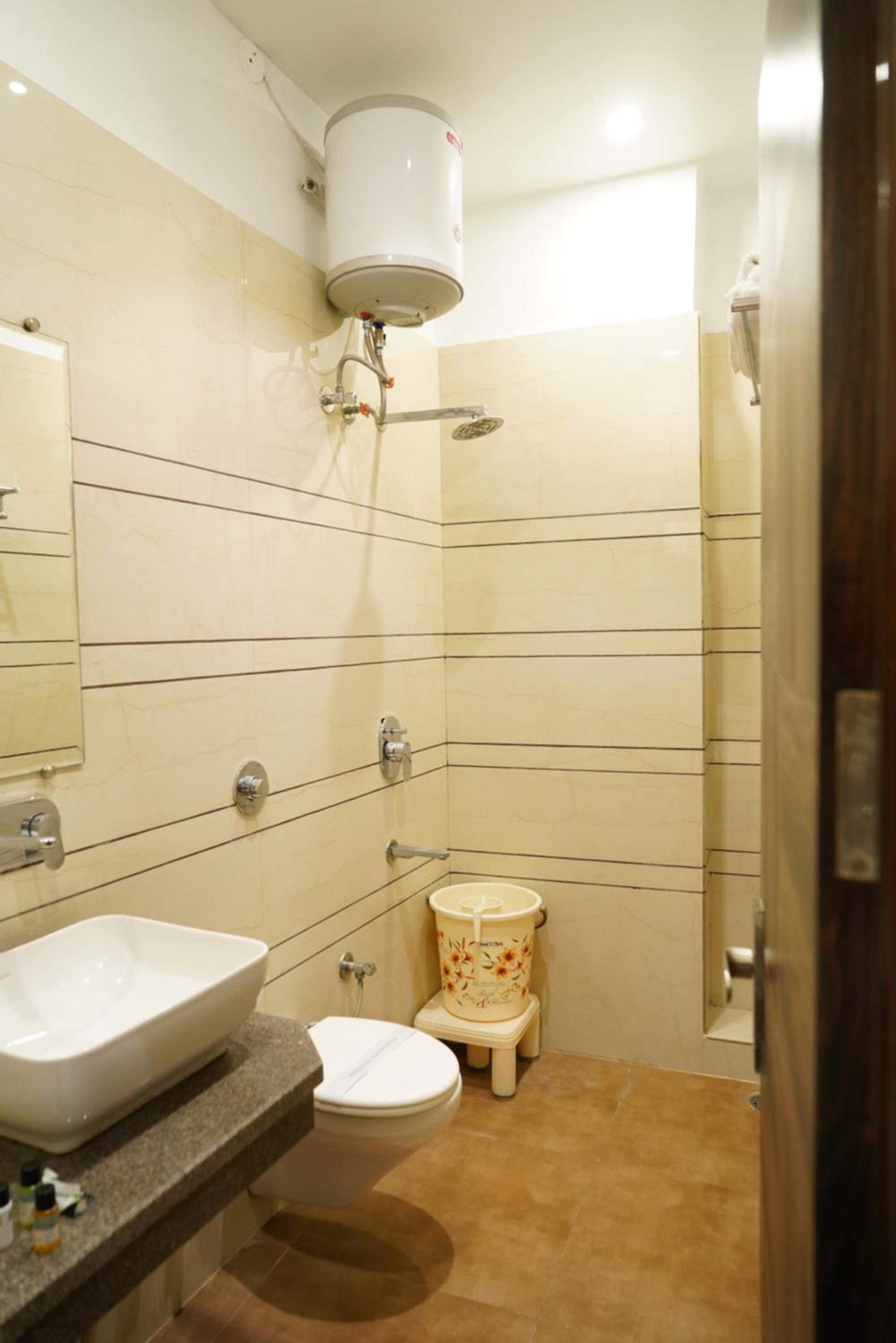 Standard King Room - Photo 27