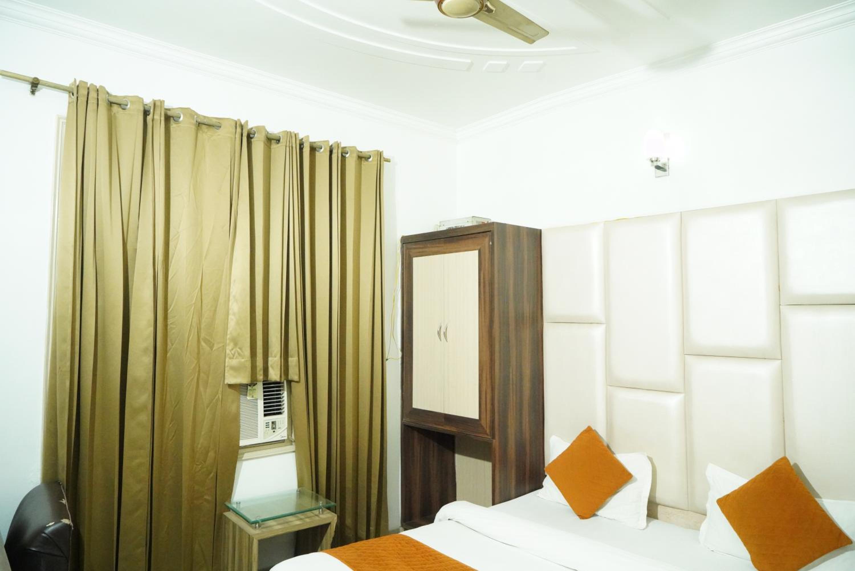 Deluxe King Room - Photo 15