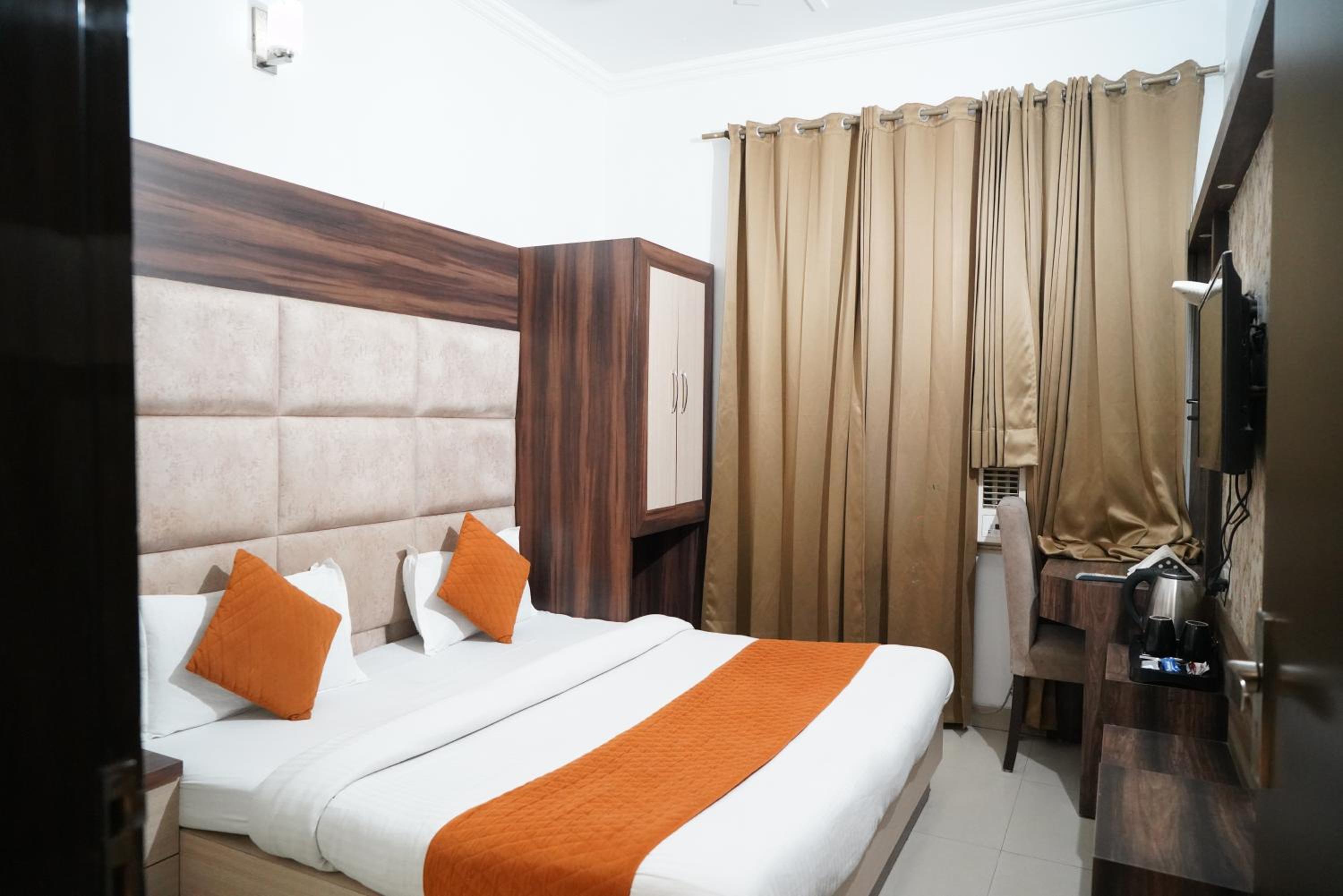 Deluxe King Room - Photo 18