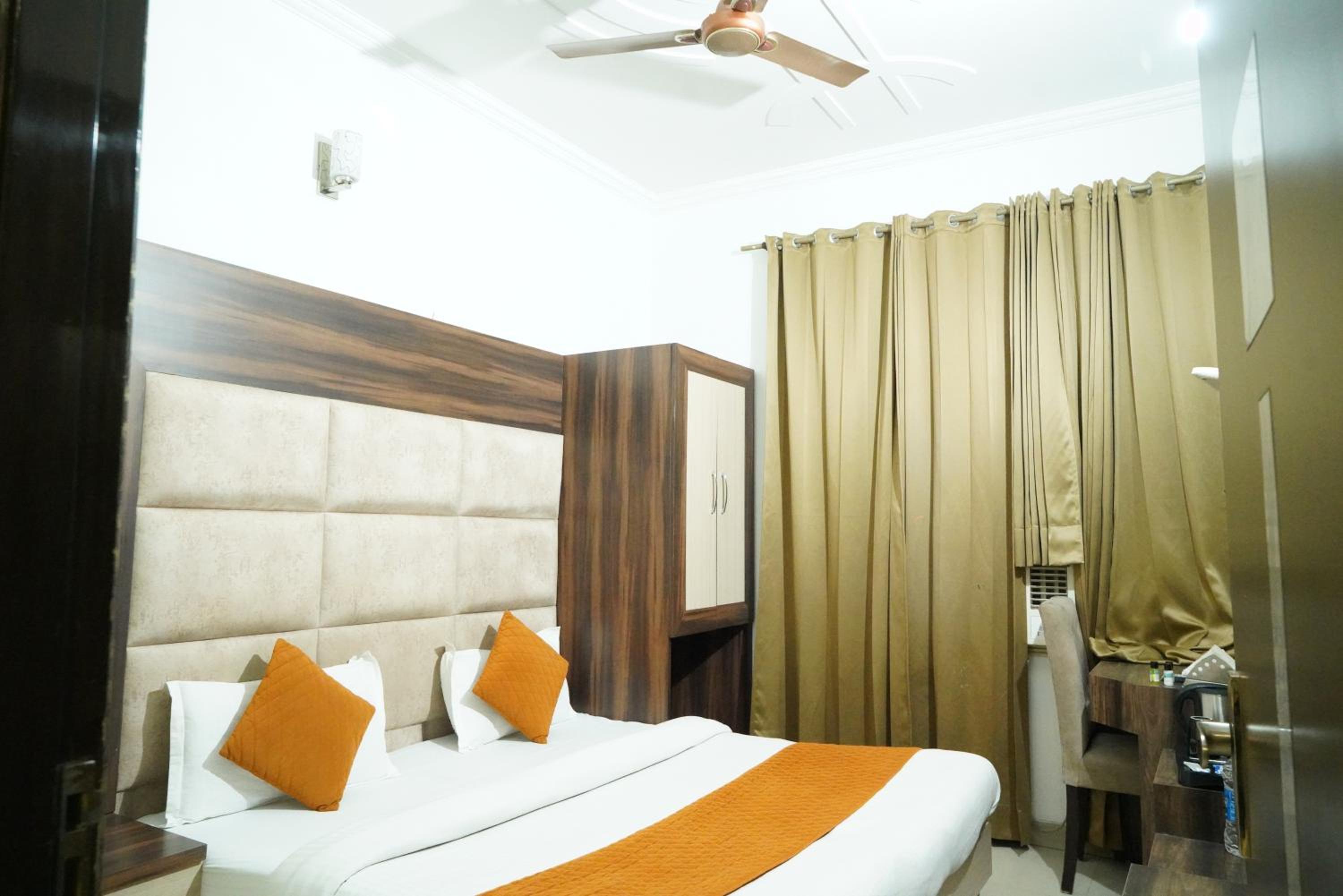 Deluxe King Room - Photo 19