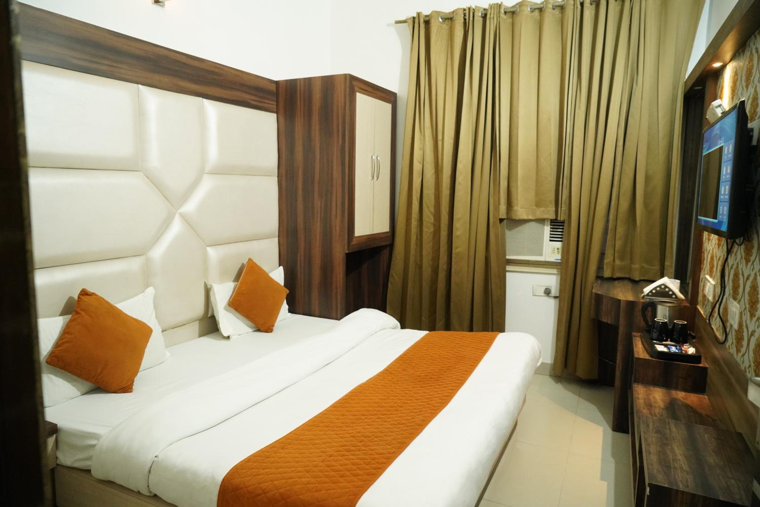 Deluxe King Room - Photo 1