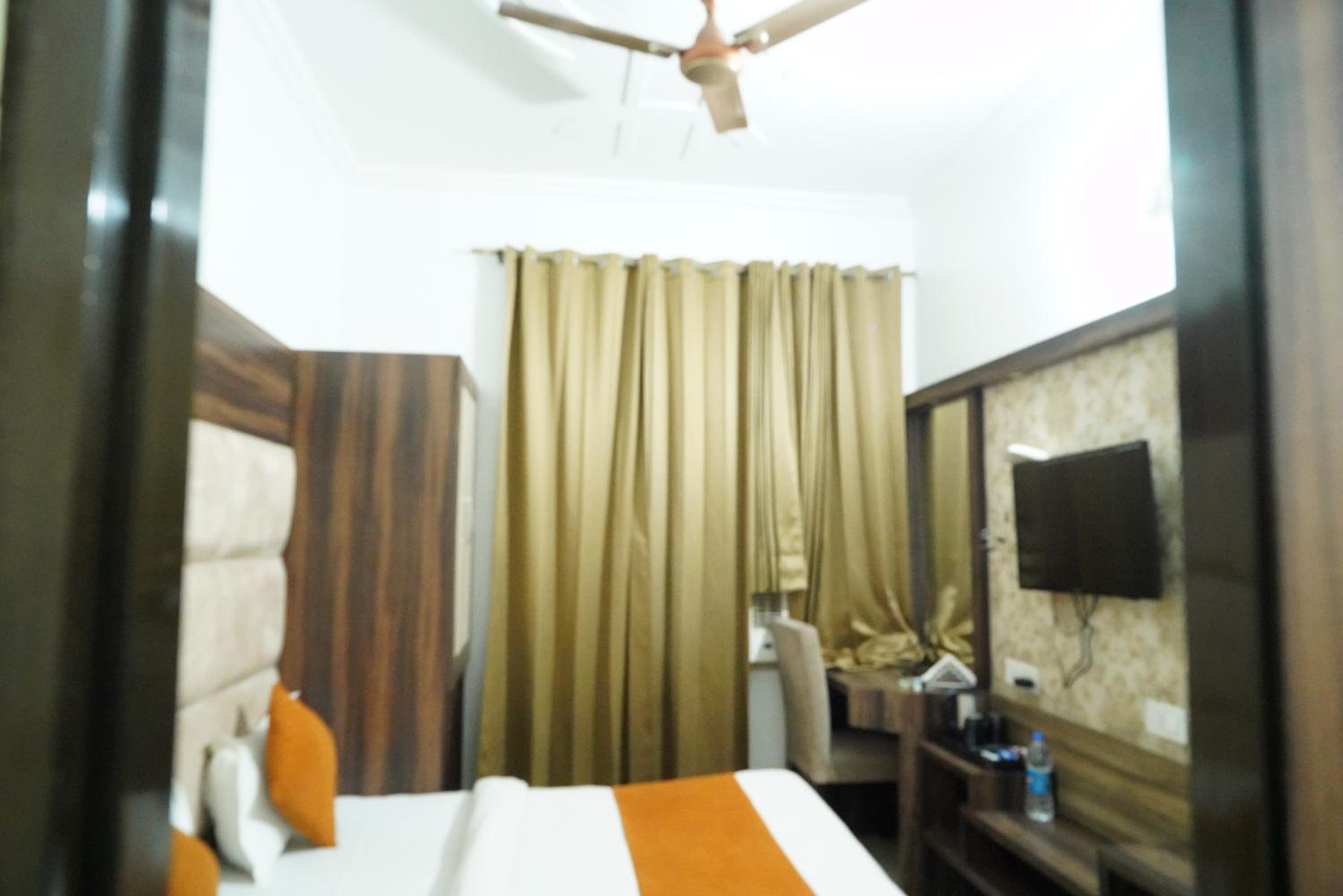 Deluxe King Room - Photo 21