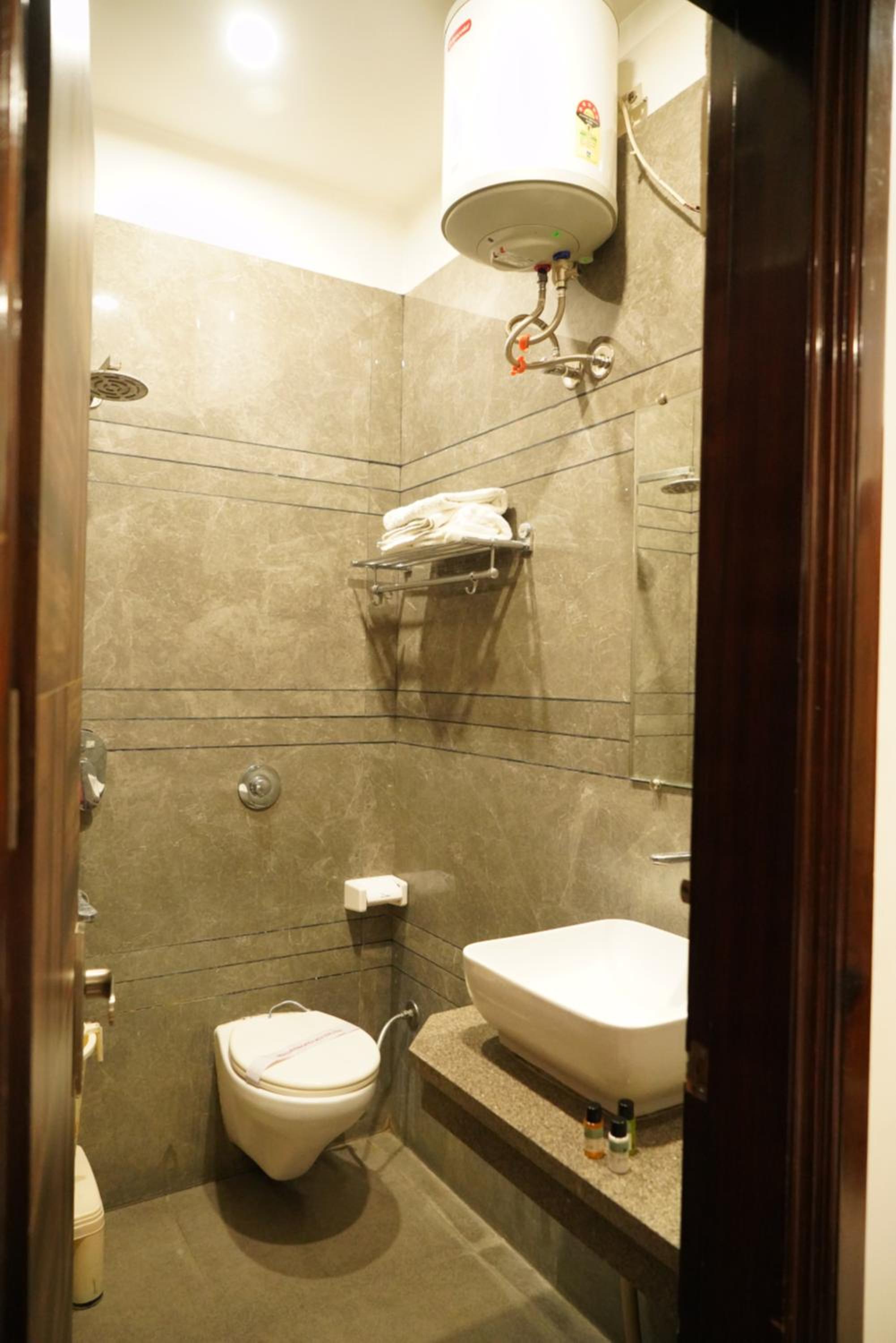 Standard King Room - Photo 28