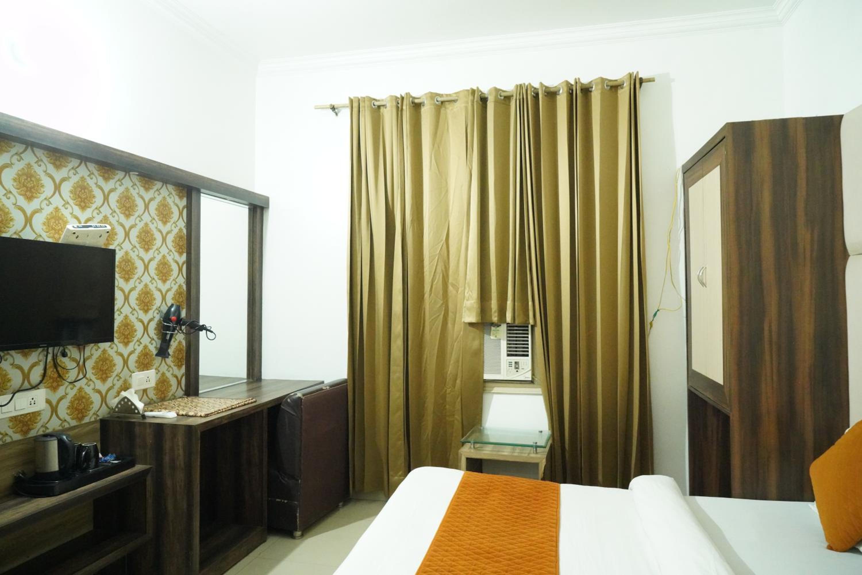 Deluxe King Room - Photo 22
