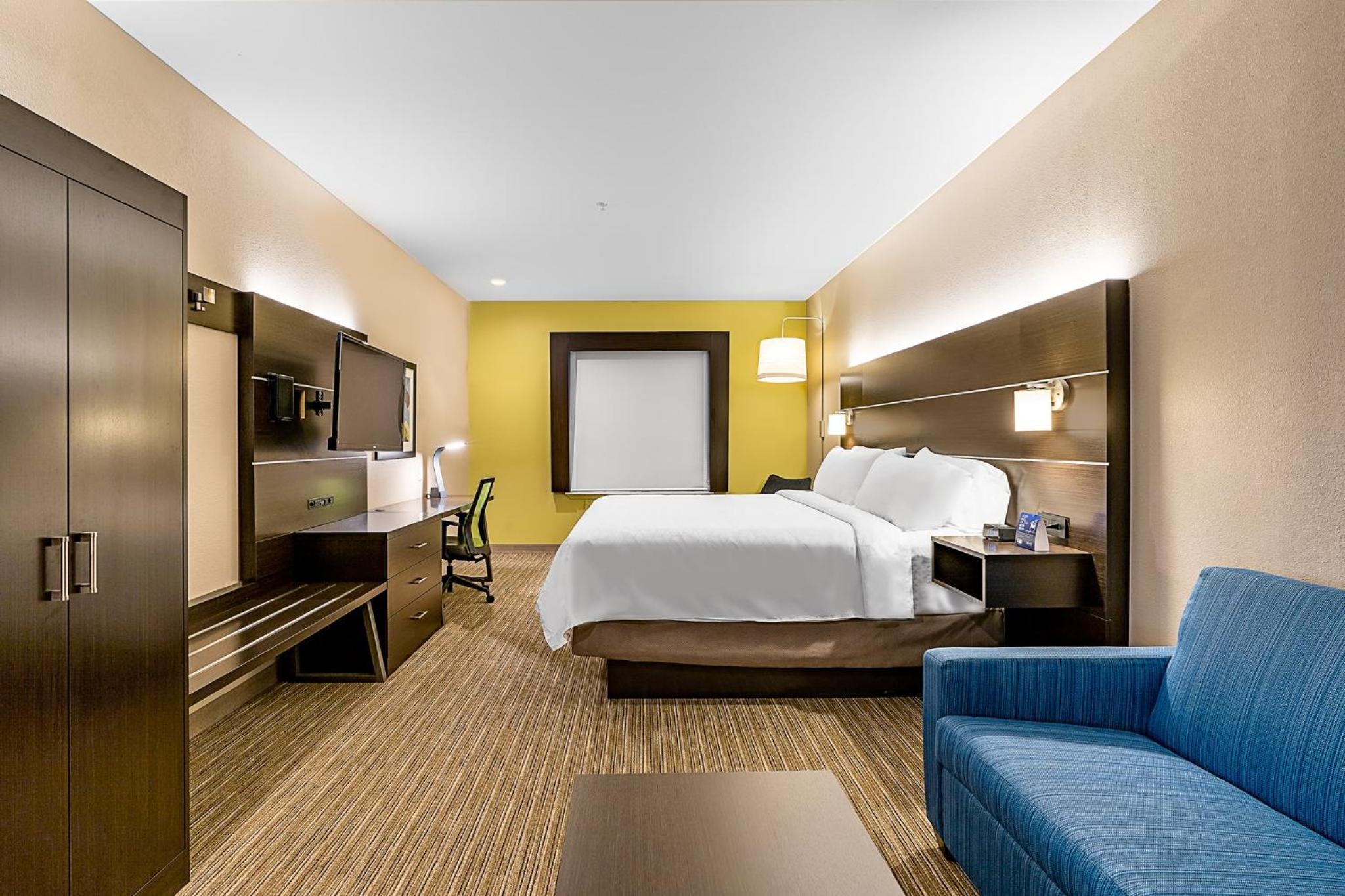 One-Bedroom King Suite with Sofa Bed - Photo 2