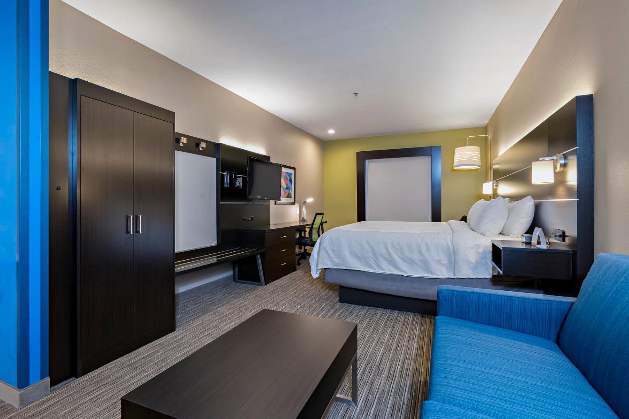 One-Bedroom King Suite with Sofa Bed - Photo 3