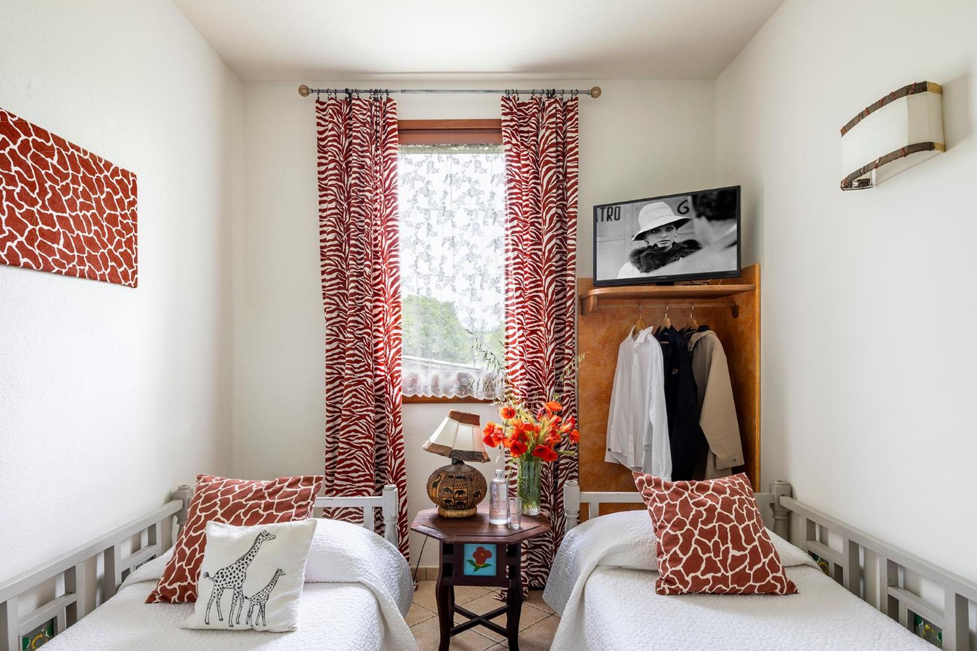 Family Room (4 Adults) - Photo 9
