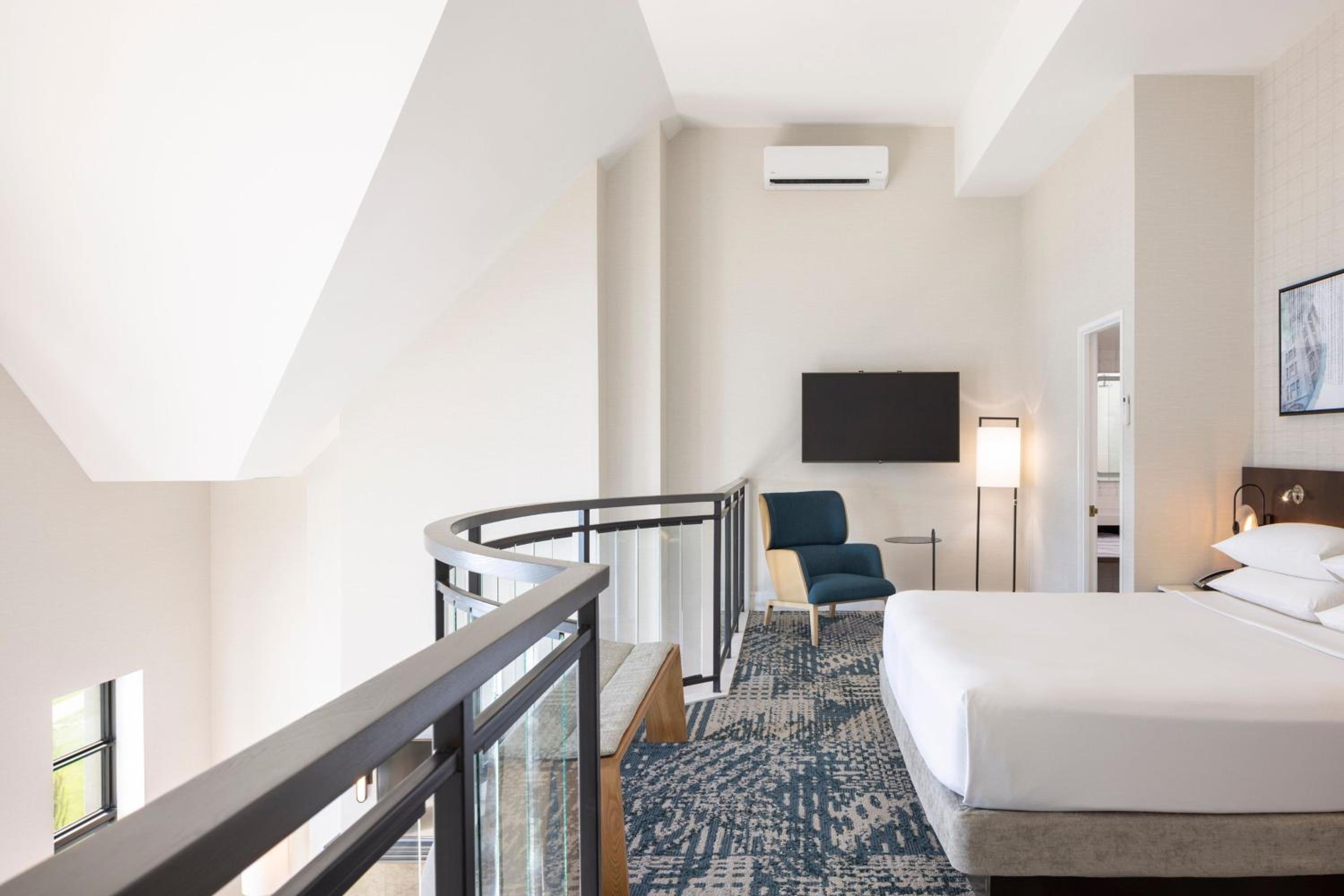The Presidential Suite, 1 Bedroom Bi-level Suite, Water view photo 2