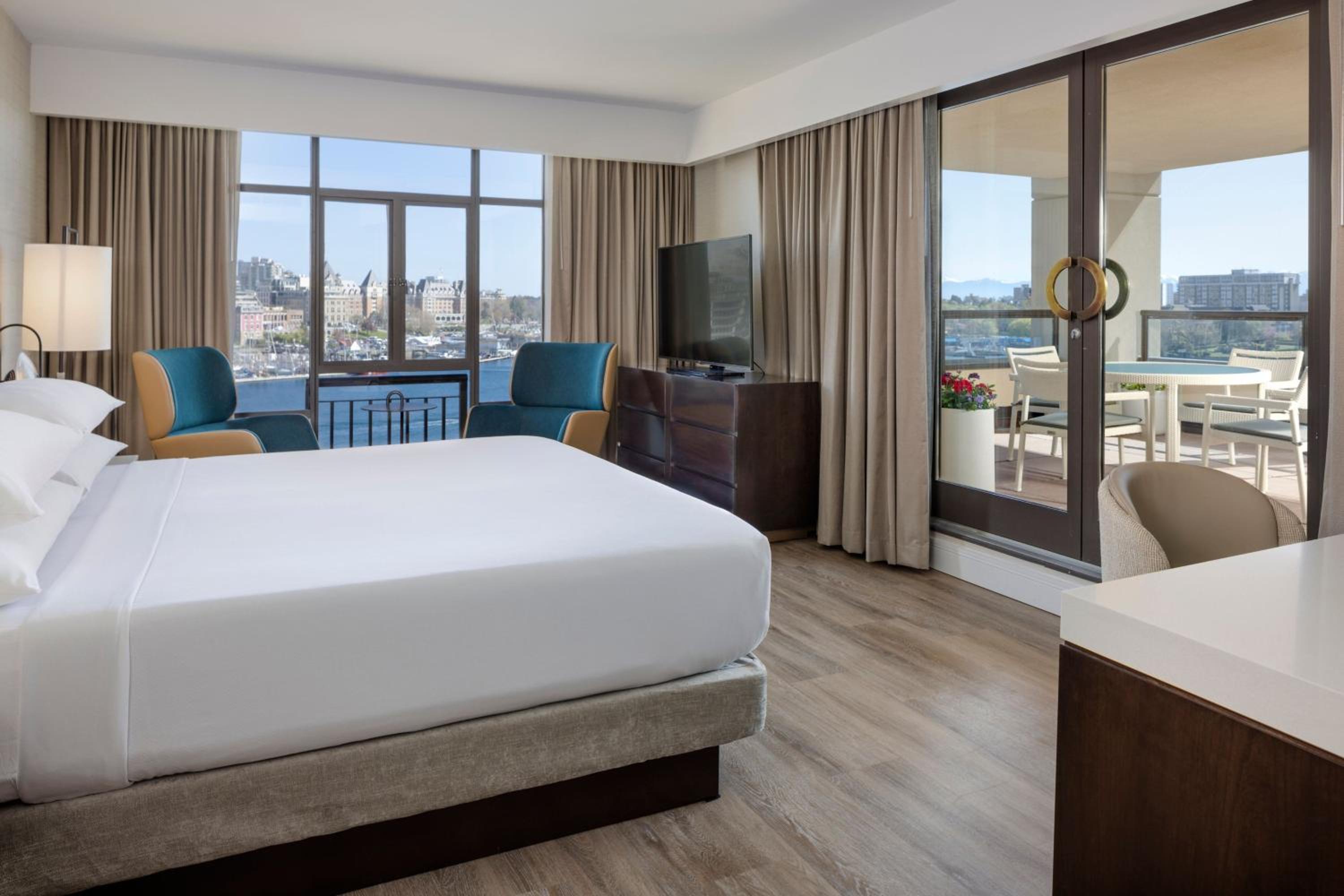 Deluxe King Room with Water View and Balcony photo 1