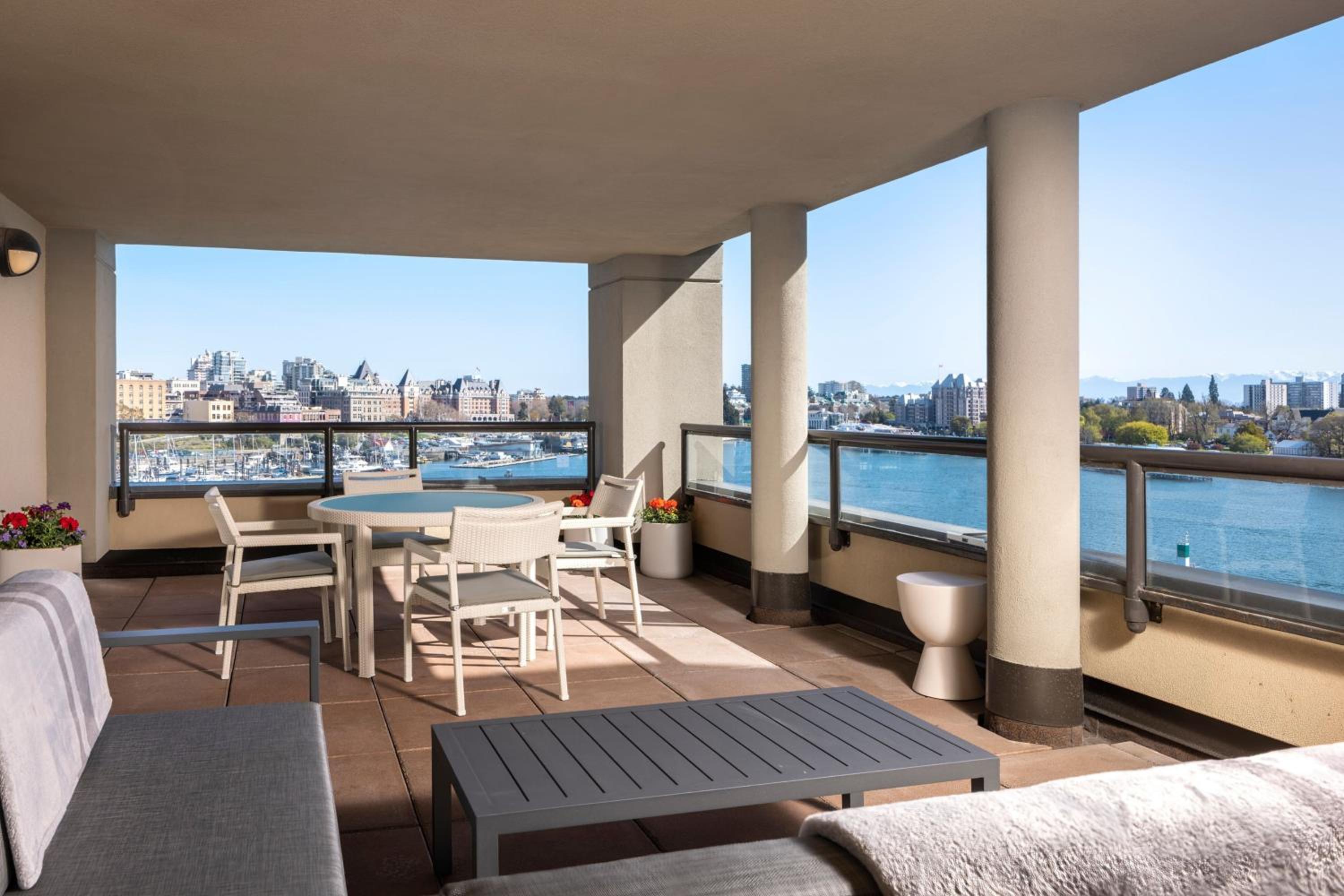 Deluxe King Room with Water View and Balcony photo 3