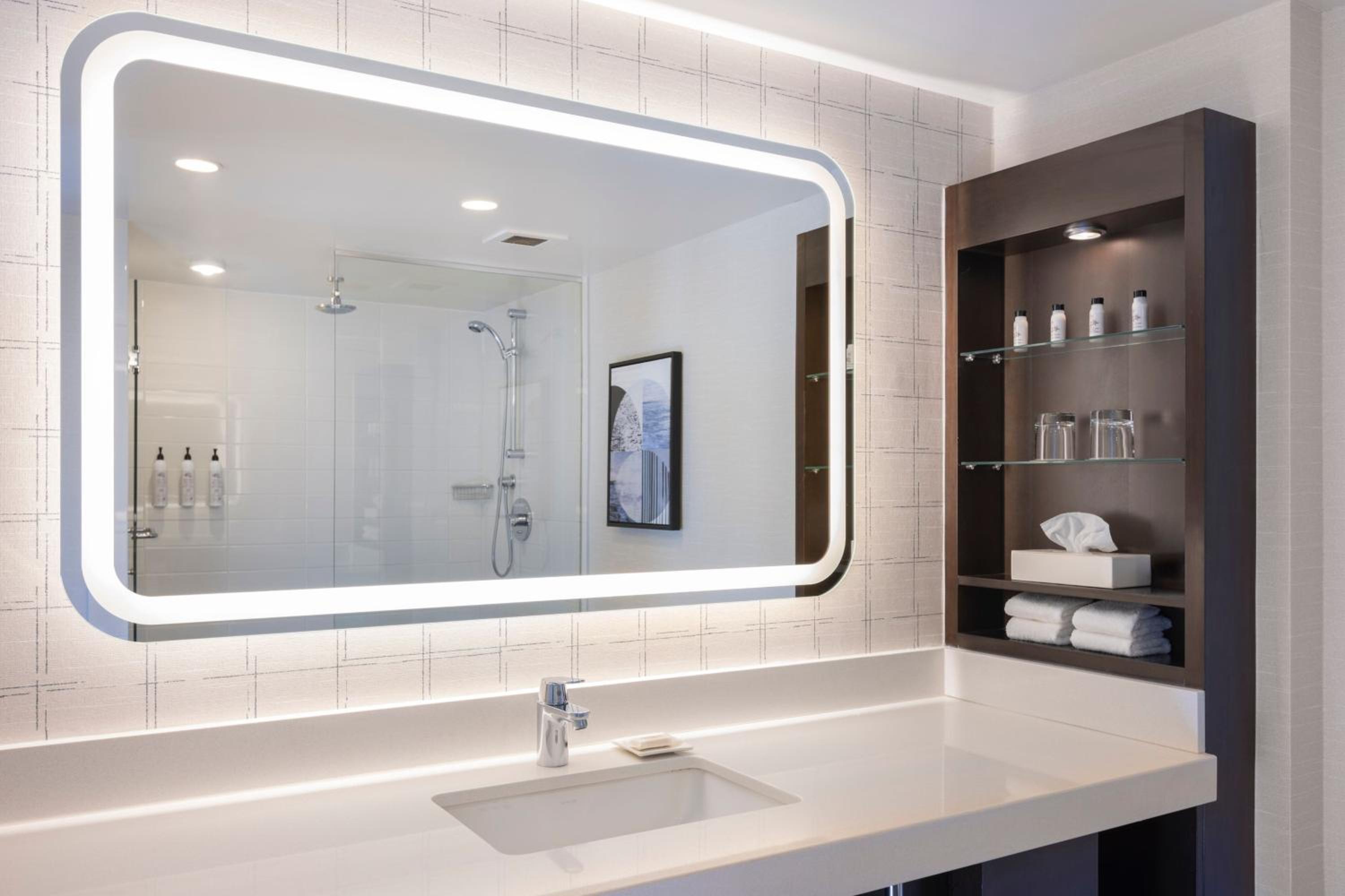 The Presidential Suite, 1 Bedroom Bi-level Suite, Water view photo 3