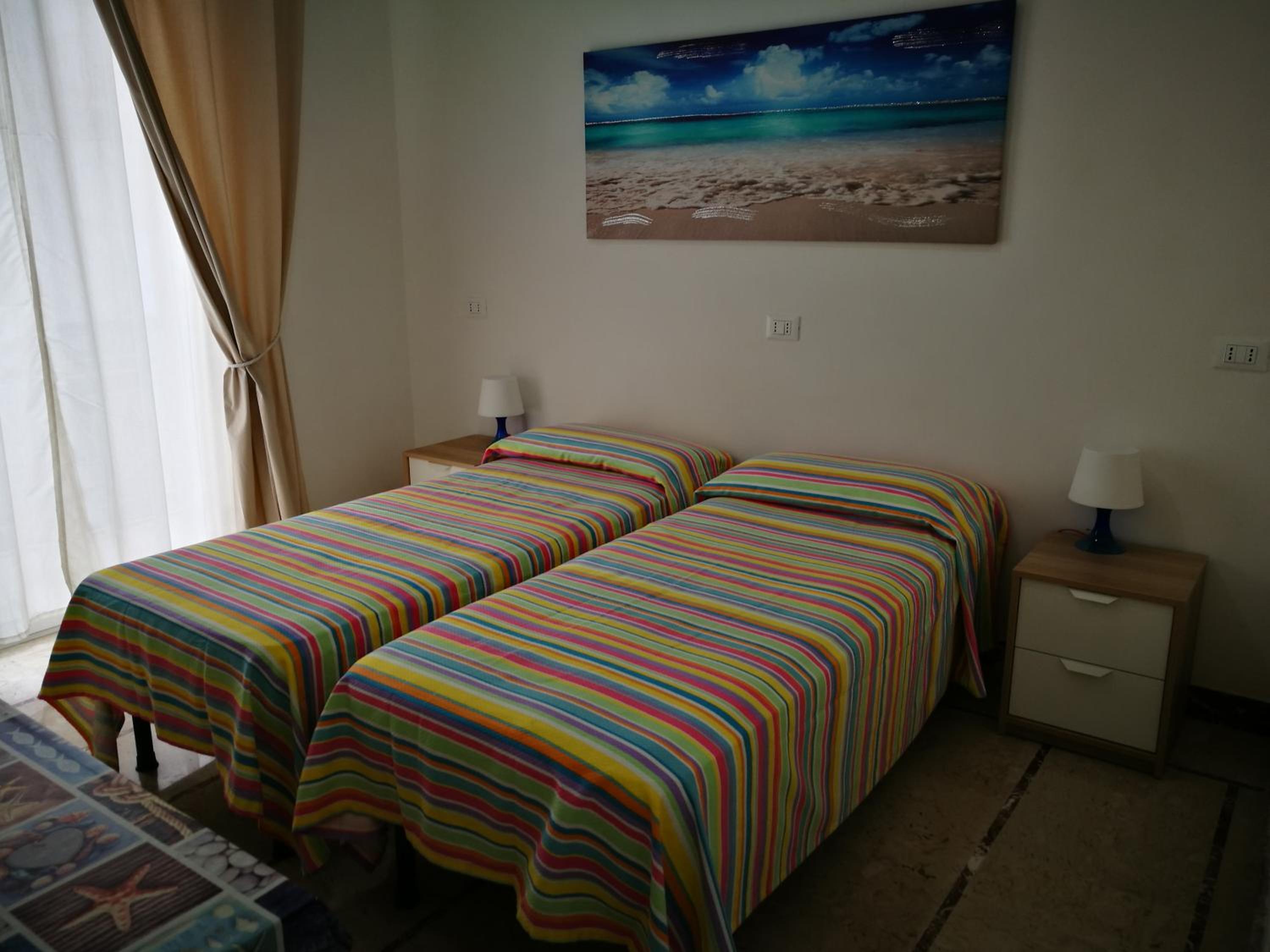 Twin Room with Private Bathroom - Photo 2
