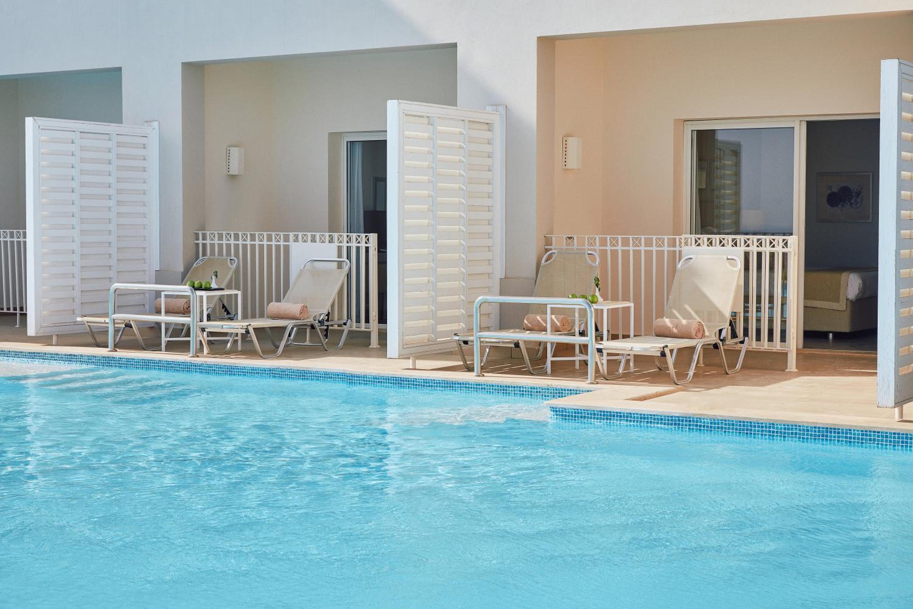 Superior Queen or Twin Room - Swim up thumbnail 6