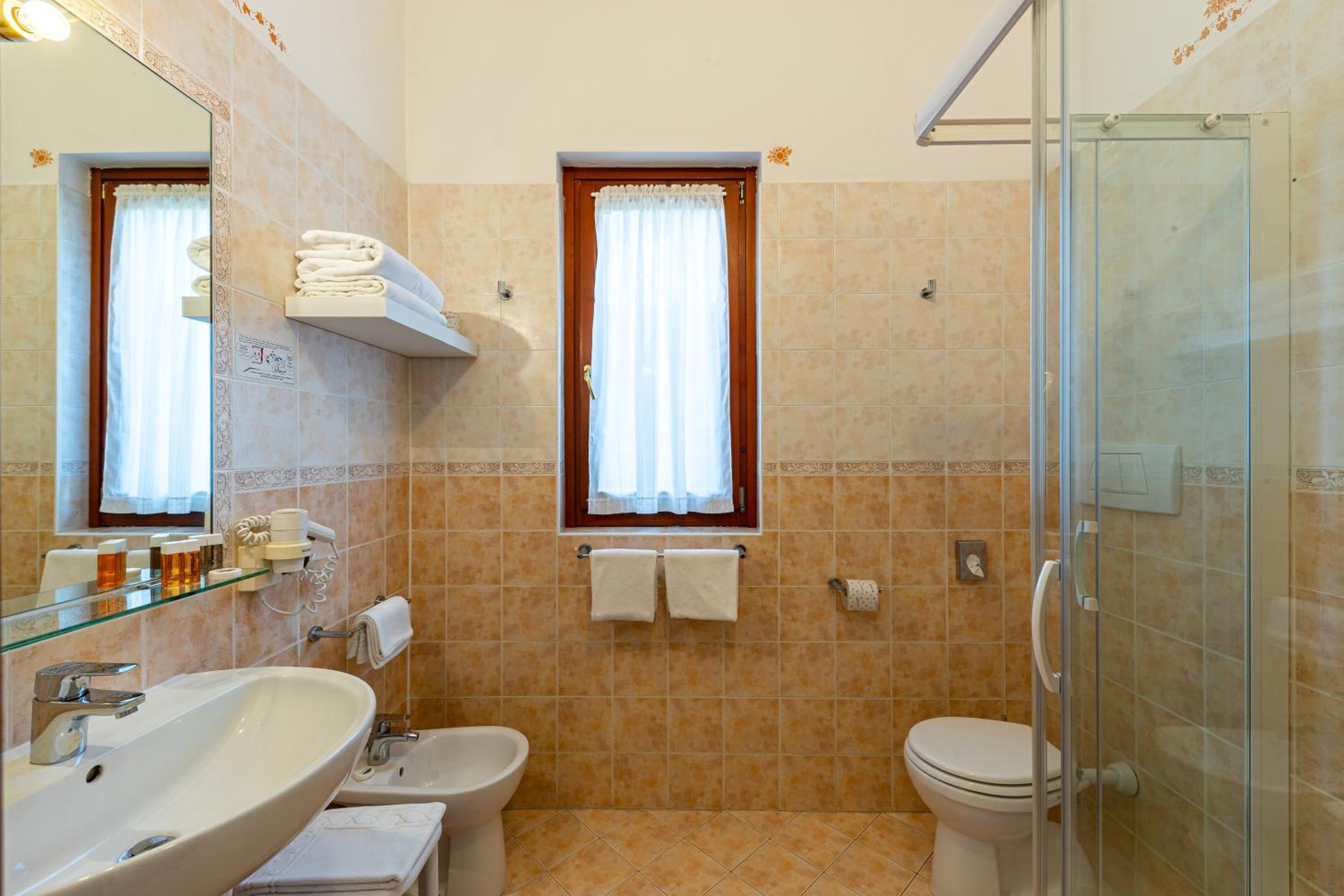 Deluxe Double or Twin Room photo 2