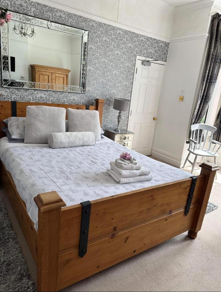Large En Suite Family Room photo 2
