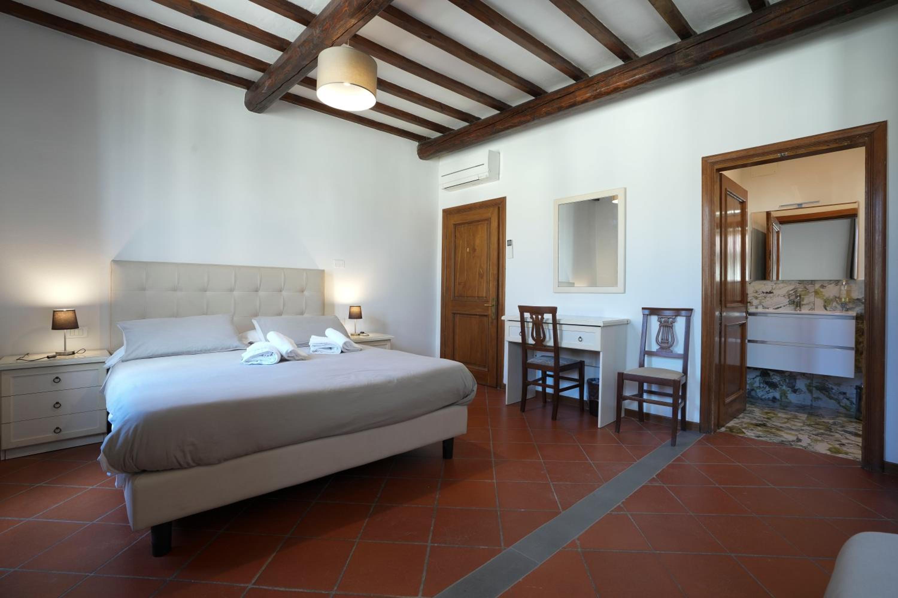 Five-Bedroom House with Terrace photo 1