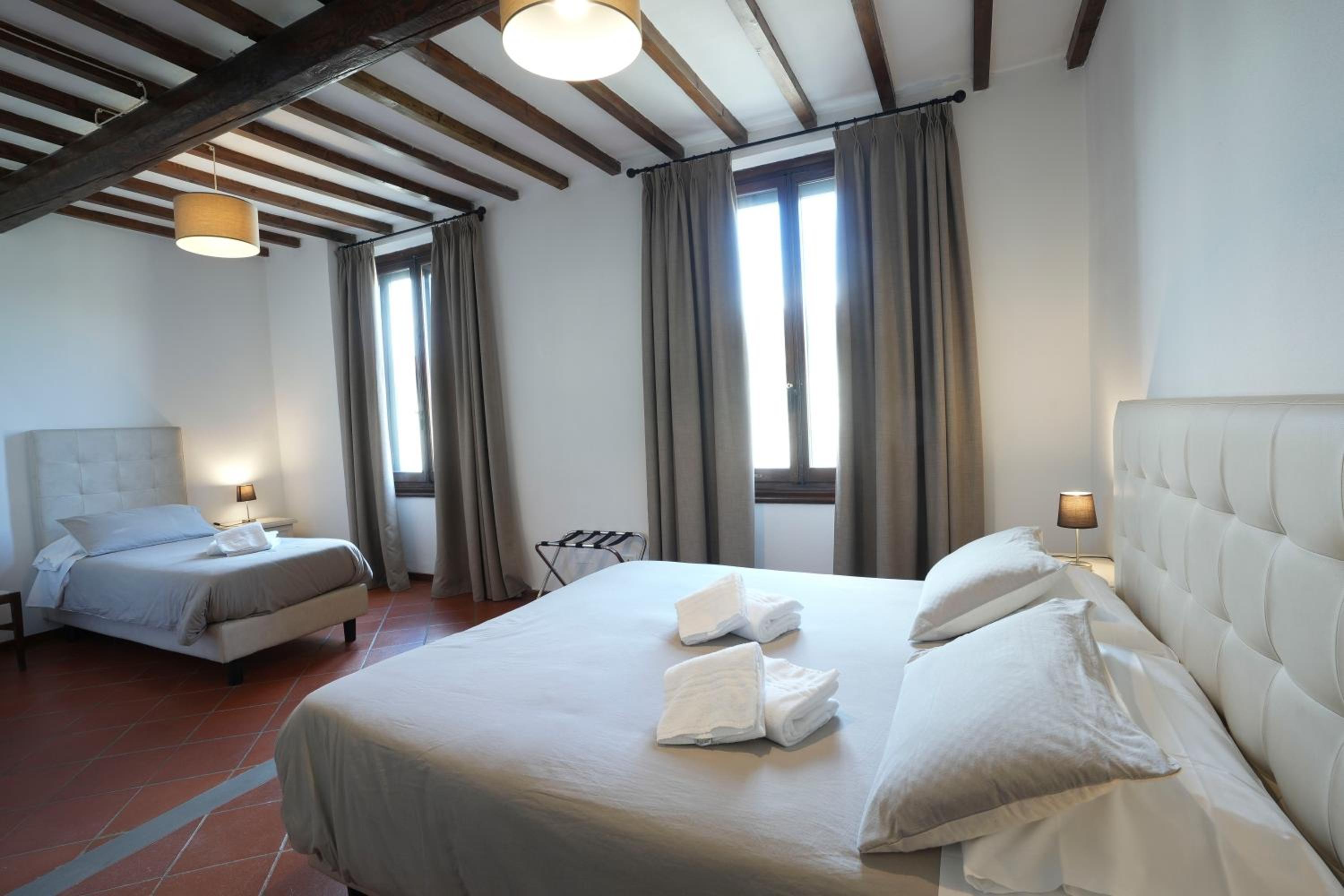 Five-Bedroom House with Terrace photo 3