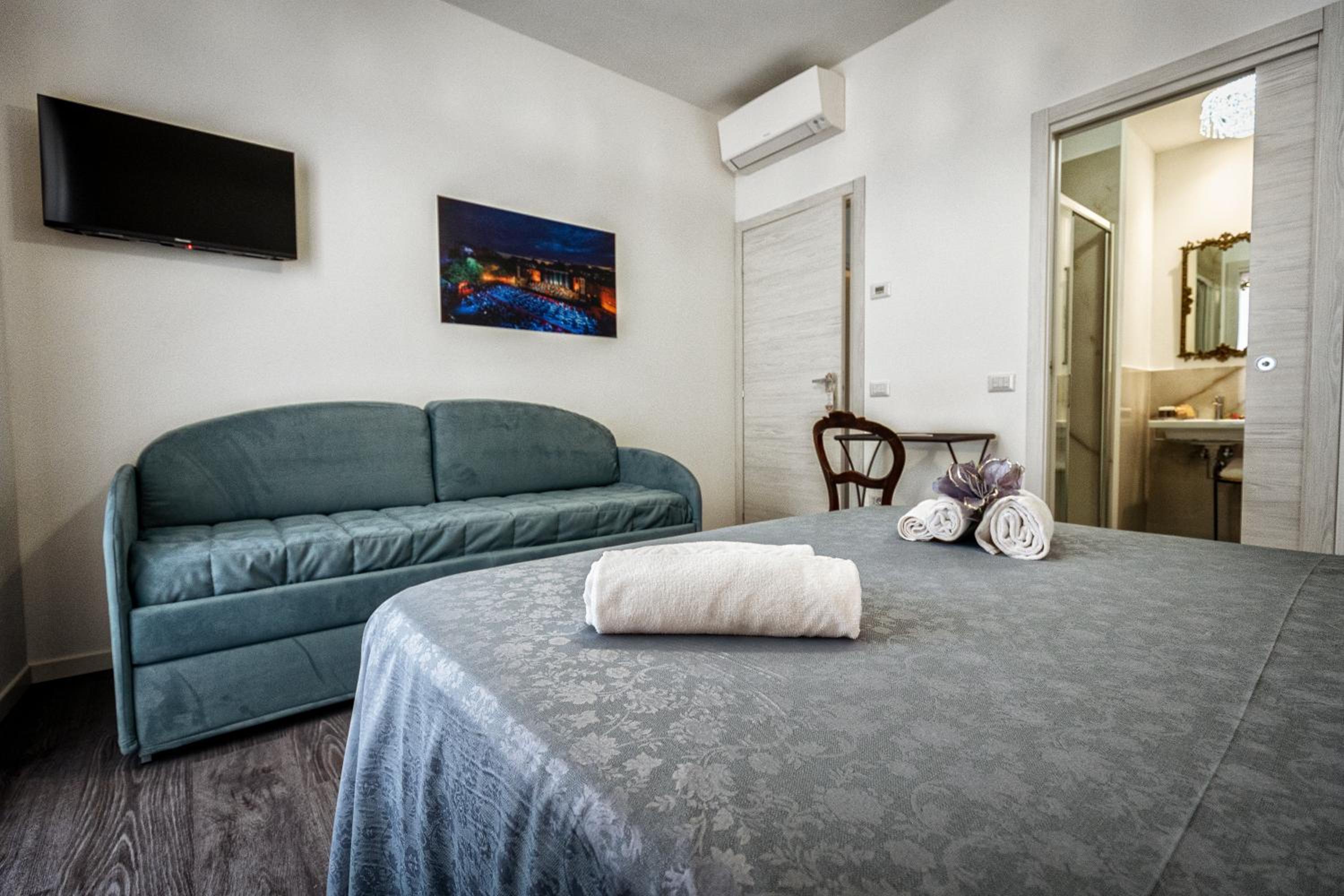 Quadruple Room with Balcony photo 3