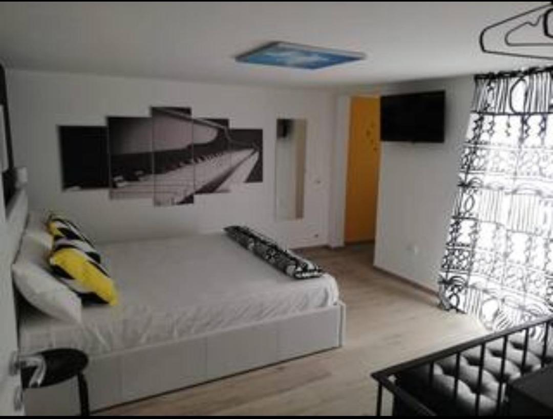 Deluxe Room (2 Adults + 1 Child)