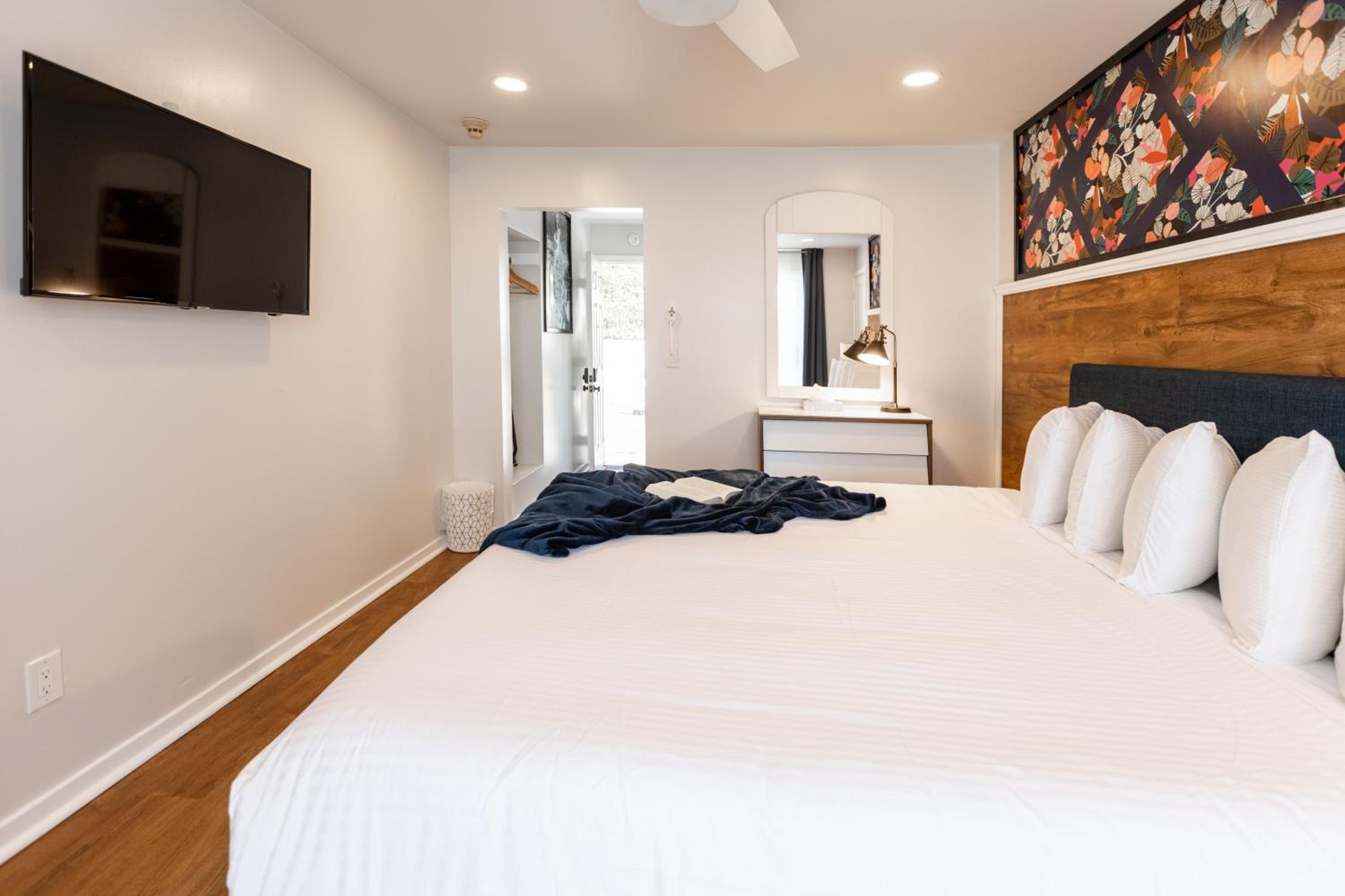 King Room with Pool View photo 2