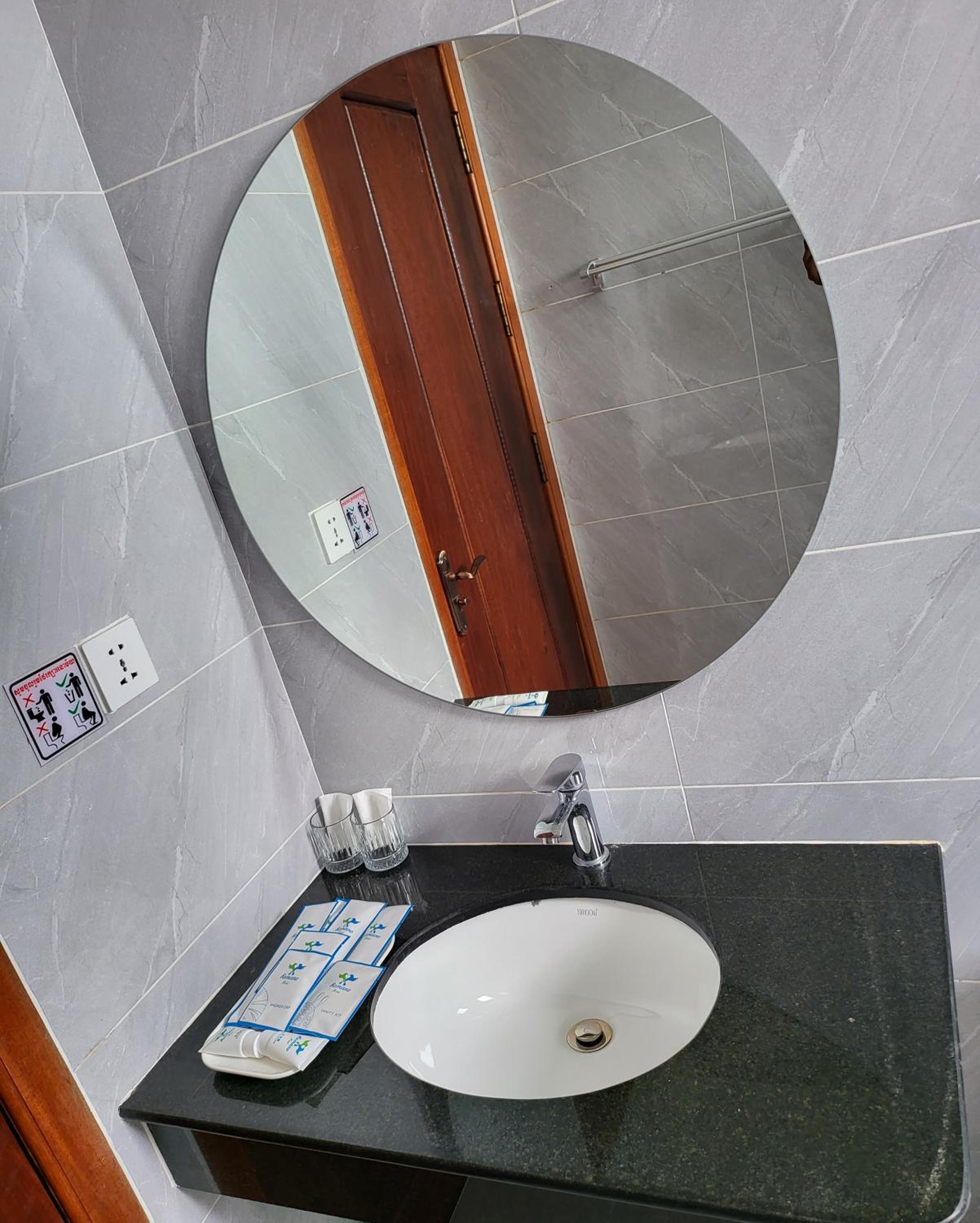 Standard Double Room - Photo 7